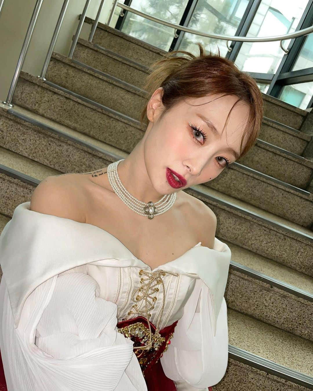 チョン・ニコルさんのインスタグラム写真 - (チョン・ニコルInstagram)「RED♥️👑 #뮤직뱅크#Mysterious」3月17日 18時48分 - nicole__jung