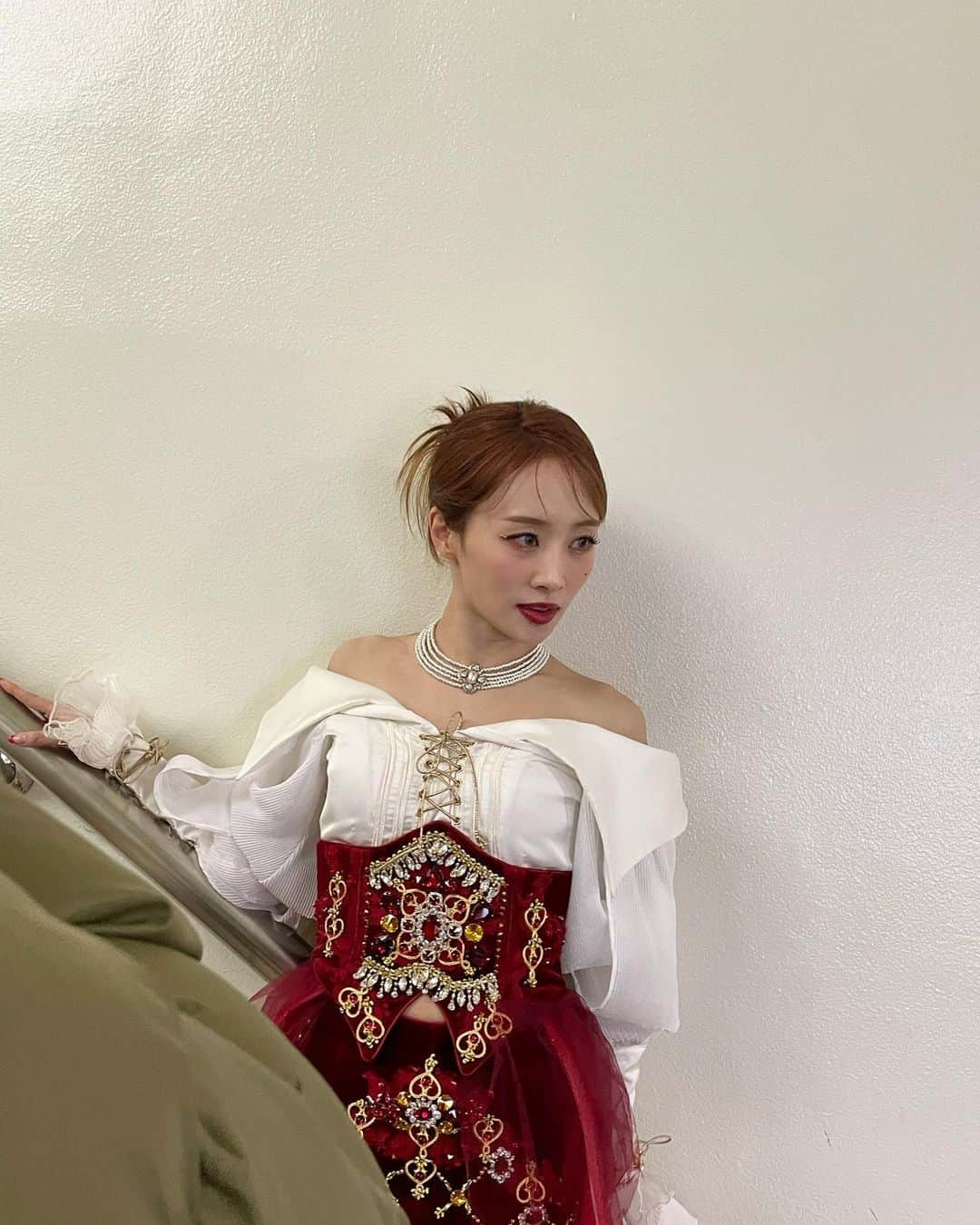 チョン・ニコルさんのインスタグラム写真 - (チョン・ニコルInstagram)「RED♥️👑 #뮤직뱅크#Mysterious」3月17日 18時48分 - nicole__jung