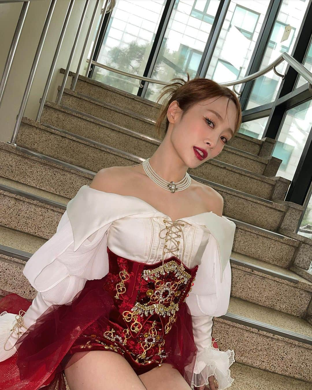 チョン・ニコルさんのインスタグラム写真 - (チョン・ニコルInstagram)「RED♥️👑 #뮤직뱅크#Mysterious」3月17日 18時48分 - nicole__jung