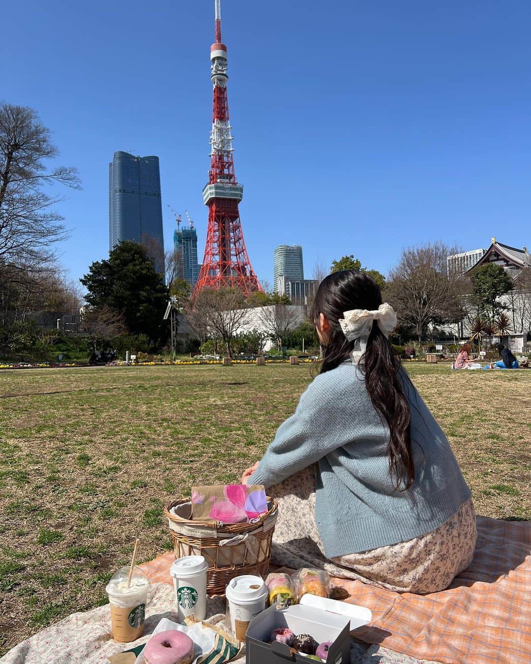 ちとせよしのさんのインスタグラム写真 - (ちとせよしのInstagram)「ぽかぽか陽気の芝公園☀️ 眩しかった(´･∀･｀)  ピクニックしたよ~♡  #芝公園 #おしゃピク #カヌレ #ハーフアップアレンジ #shibapark」3月17日 19時39分 - chitose_yoshino