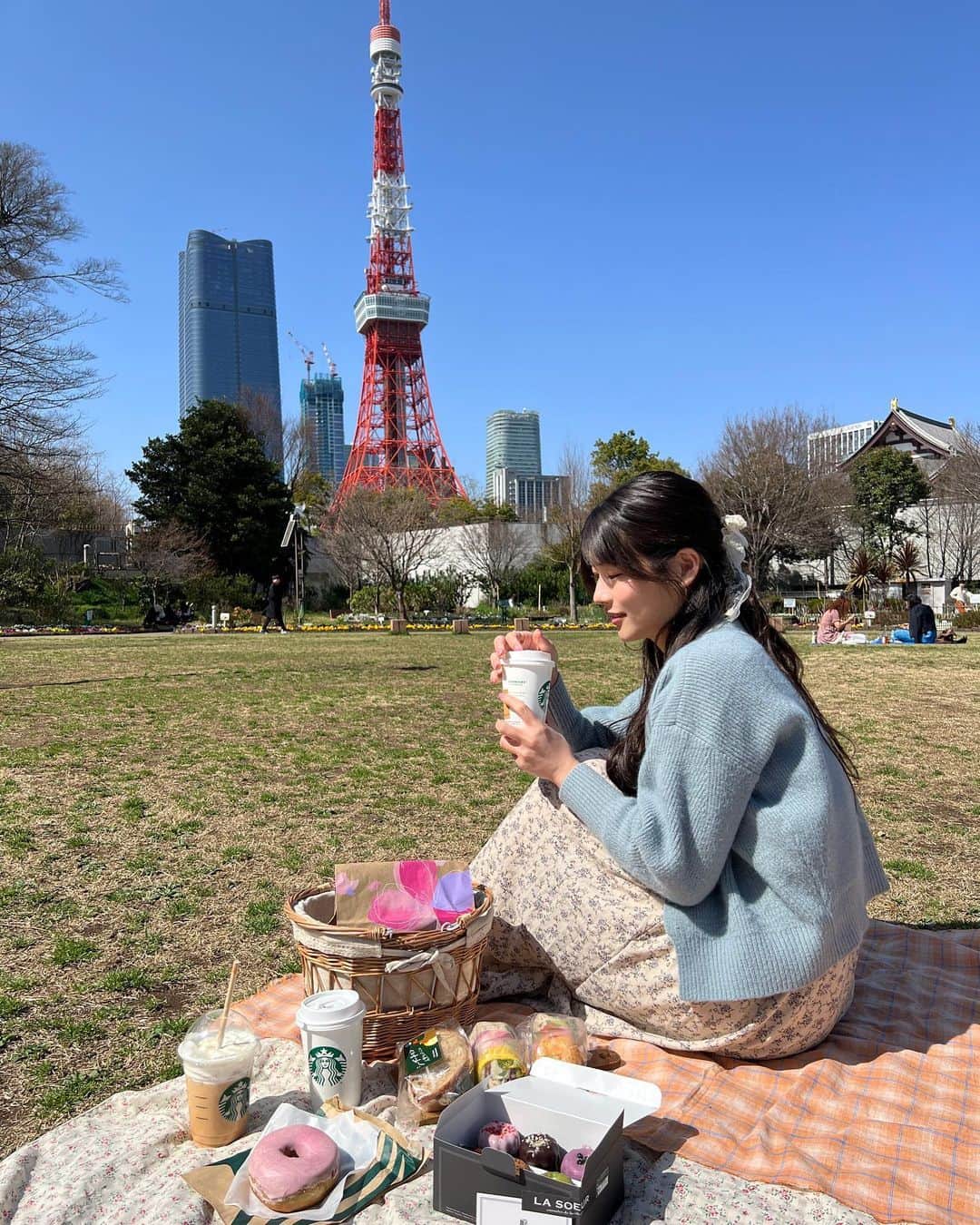 ちとせよしのさんのインスタグラム写真 - (ちとせよしのInstagram)「ぽかぽか陽気の芝公園☀️ 眩しかった(´･∀･｀)  ピクニックしたよ~♡  #芝公園 #おしゃピク #カヌレ #ハーフアップアレンジ #shibapark」3月17日 19時39分 - chitose_yoshino