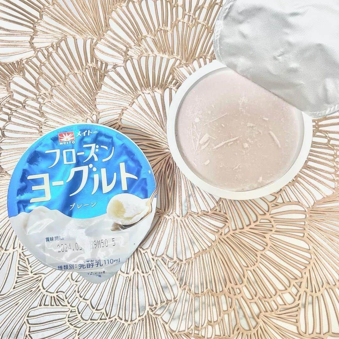 山田あかりさんのインスタグラム写真 - (山田あかりInstagram)「みんな　@kyodomilk1953 フローズンヨーグルトって知ってる？  生きた乳酸菌が入っていてヨーグルト本来の美味しさがアイスとして楽しめちゃうの😍  食べてみたらサクサクでさっぱりしているけど甘みもしっかりあってプレーン味は100kcalで大満足だった😆✨  2023年の3月から新フレーバーのブルーベリー味が全国のファミリーマートで買えるからコンビニに行った時にチェックしてみてね🥺💋  ※但し一部入っていない店舗もあります  これから暑くなる時期にダイエット中だったり健康を意識してたりしててもこれなら罪悪感なく食べられるから夏はこれを食べようと思う🥺💓  #pr #協同乳業 #メイトー #フローズンヨーグルト #ダイエット #ダイエット中 #ダイエット中おやつ #アイス」3月17日 19時47分 - akari030201