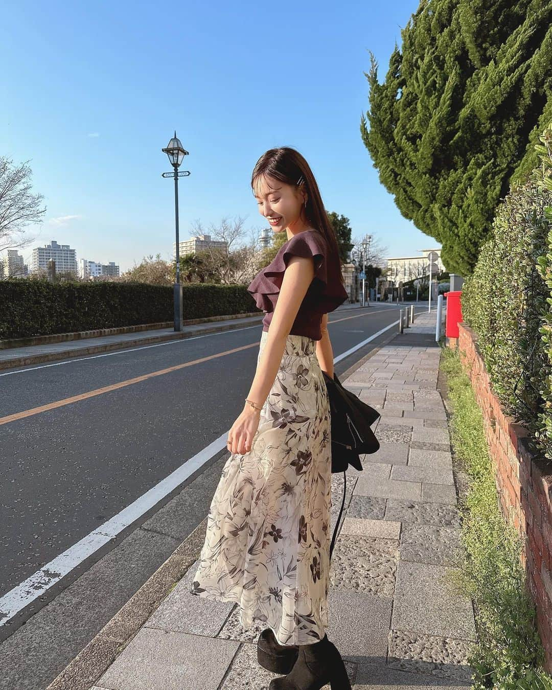 引地裕美さんのインスタグラム写真 - (引地裕美Instagram)「久しぶりにキレイめでお出かけ🐕🌼  トップスもスタートも @mercuryduo_com だよ🤍  スカートの花柄に合わせてトップスはチャコールグレーにしたよ🐺♡♡♡  #mercuryduo #マーキュリーデュオ #pr  #ゆうみ服 🧺#春コーデ  #ヘアアレンジ #hairarrange #UMine #japan #옷스타그램 #데일리룩 #코디스타그램 #每日穿搭 #일본 #얼스타그램 #照片 #粉我 #japanesegirl」3月17日 20時27分 - yuumihikichi