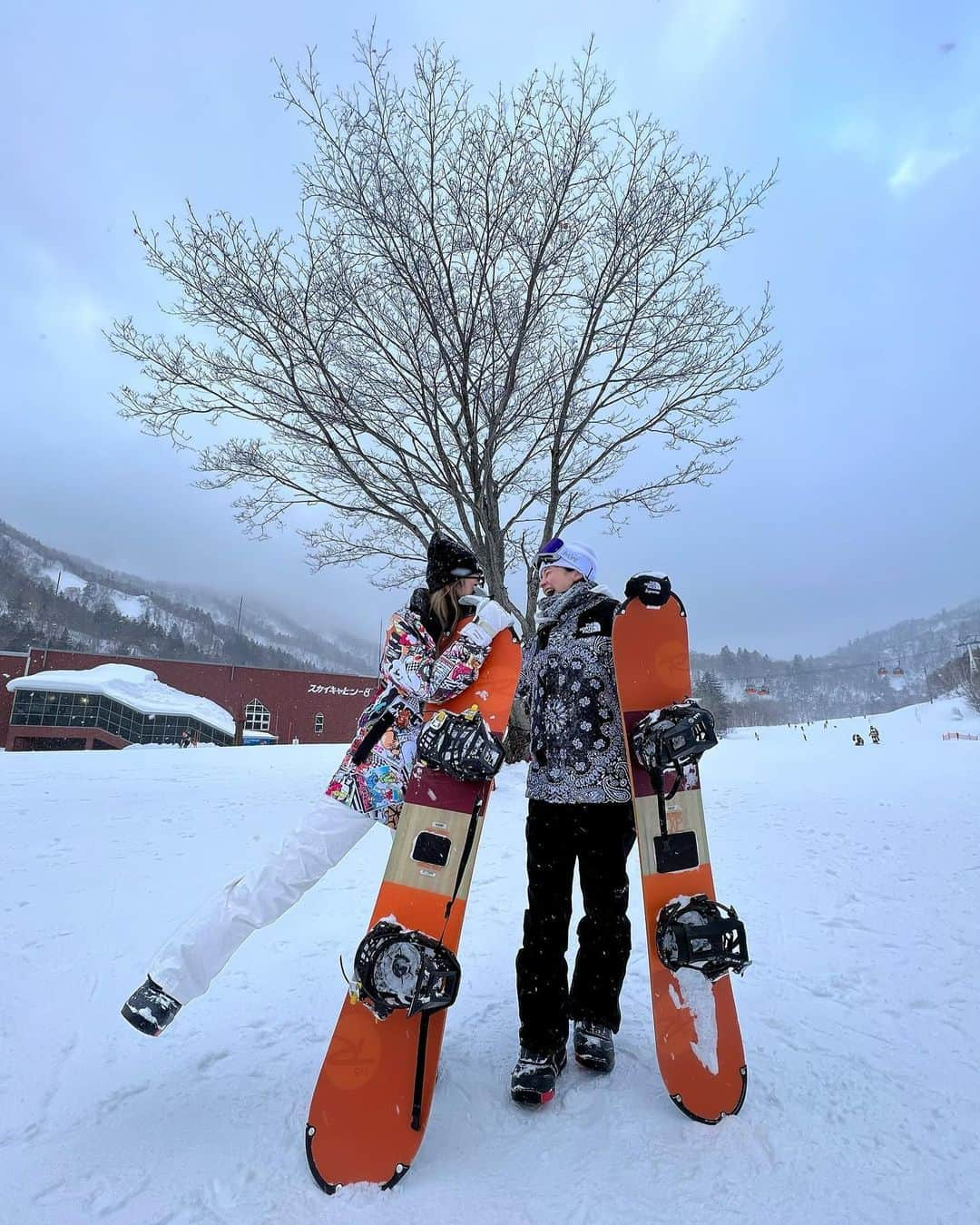 鈴木愛美さんのインスタグラム写真 - (鈴木愛美Instagram)「: 𝘀𝗻𝗼𝘄𝗯𝗼𝗮𝗿𝗱🏂❄️  2年ぶりのスノボー!!!!!! 久々やって楽しかったーーー🙈🖤  きゃりちゃんとの写真が めちゃくちゃ楽しそうでお気に入りっ❤️💕  #思い出投稿♡ #スノボー #北海道」3月17日 23時02分 - x.manya.x