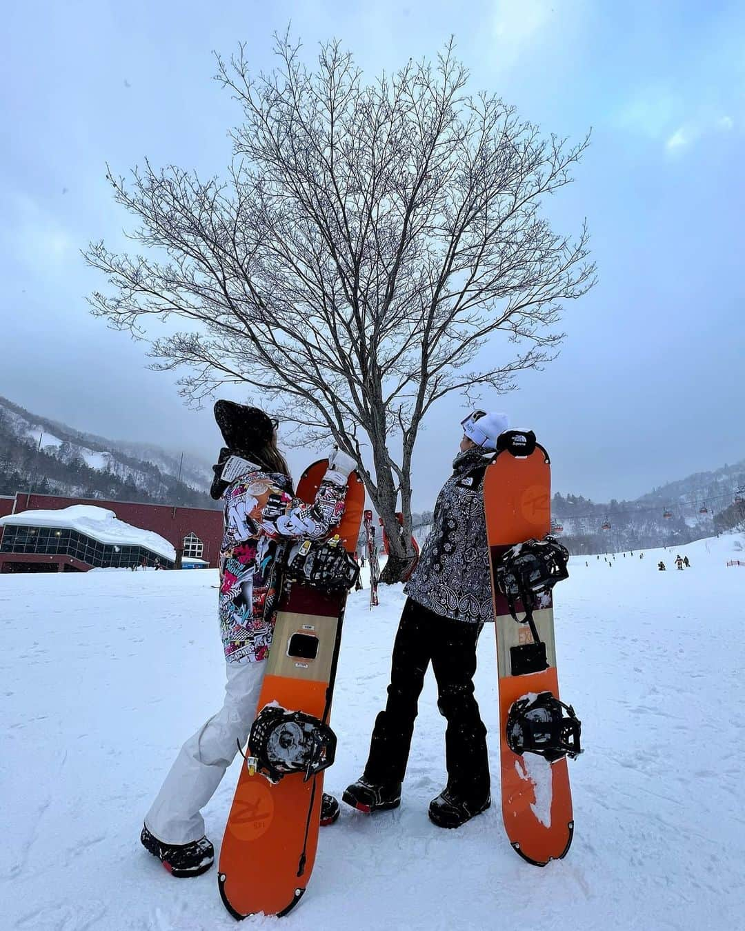 鈴木愛美さんのインスタグラム写真 - (鈴木愛美Instagram)「: 𝘀𝗻𝗼𝘄𝗯𝗼𝗮𝗿𝗱🏂❄️  2年ぶりのスノボー!!!!!! 久々やって楽しかったーーー🙈🖤  きゃりちゃんとの写真が めちゃくちゃ楽しそうでお気に入りっ❤️💕  #思い出投稿♡ #スノボー #北海道」3月17日 23時02分 - x.manya.x