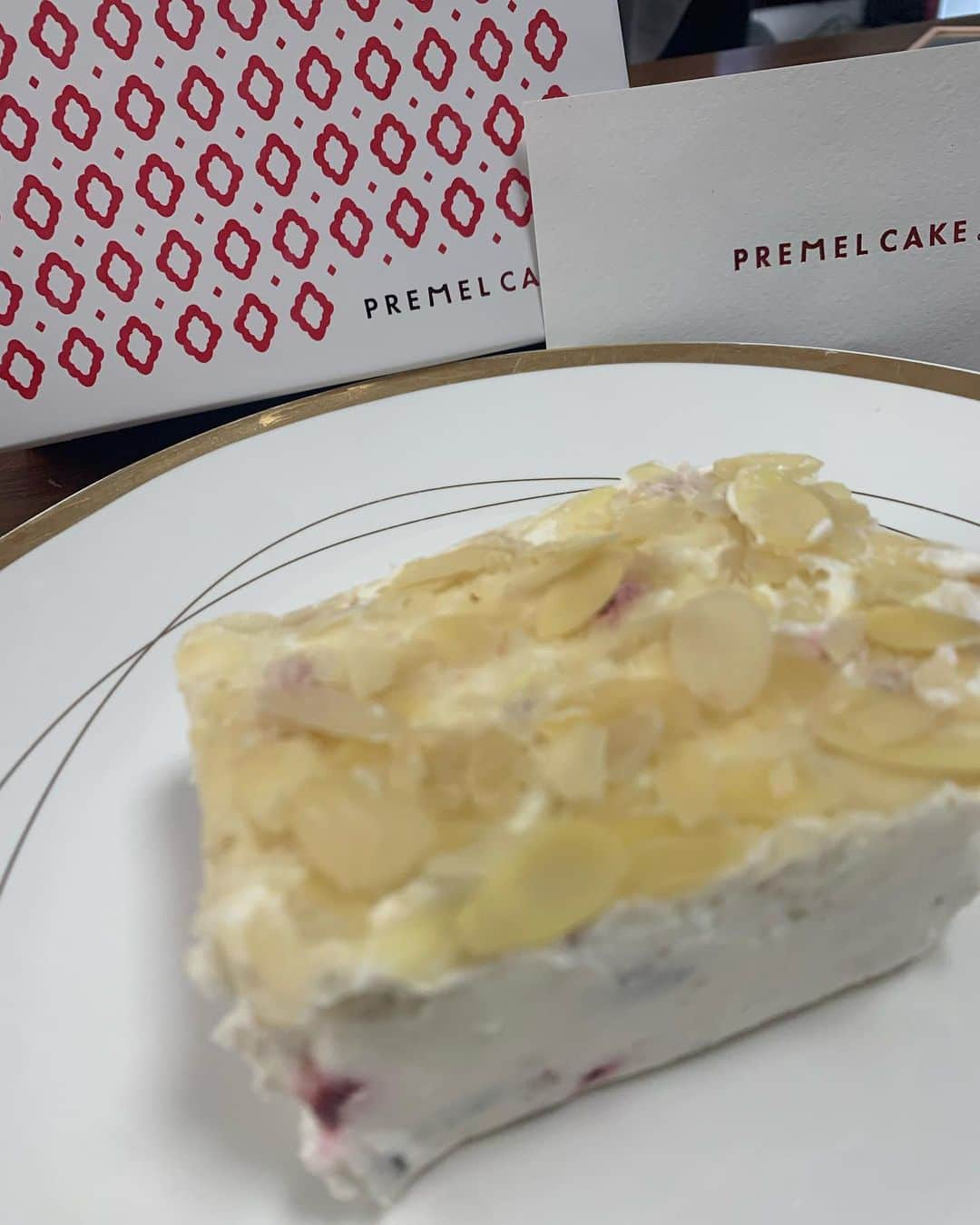 田中悦子さんのインスタグラム写真 - (田中悦子Instagram)「Premelcake（プレメルケーキ） 上質な生クリームに フルーツ、ナッツをふんだんに使用のプレメルケーキ💕  以前、ネット購入して 感動の美味しさで大ファンになったの😍  嬉しいことに、 銀座EXITMELSAにて 2023年3月1日（水）〜5月31日（水）の期間限定で 初のポップアップ店舗がオープン❣️  私も早速行ってきました💕  現在ネット販売ではお届けまでに 約１ヶ月待ちだそうなので この機会に最高の生クリームスイーツを試してみてね❣️  めっちゃオススメです❣️🙆‍♀️  【場所】 銀座EXITMELSA1階 ギンザスイーツマーチ 東京都中央区銀座5丁目7-10 中村積善会ビル 東京メトロ銀座駅A2出口より徒歩2分  #premelcake  #プレメルケーキ #ジャパニーズカッサータ #銀座exitmelsa  #お取り寄せスイーツ #スイーツマルシェ #生クリームスイーツ」3月18日 8時57分 - etsuko.reborn25