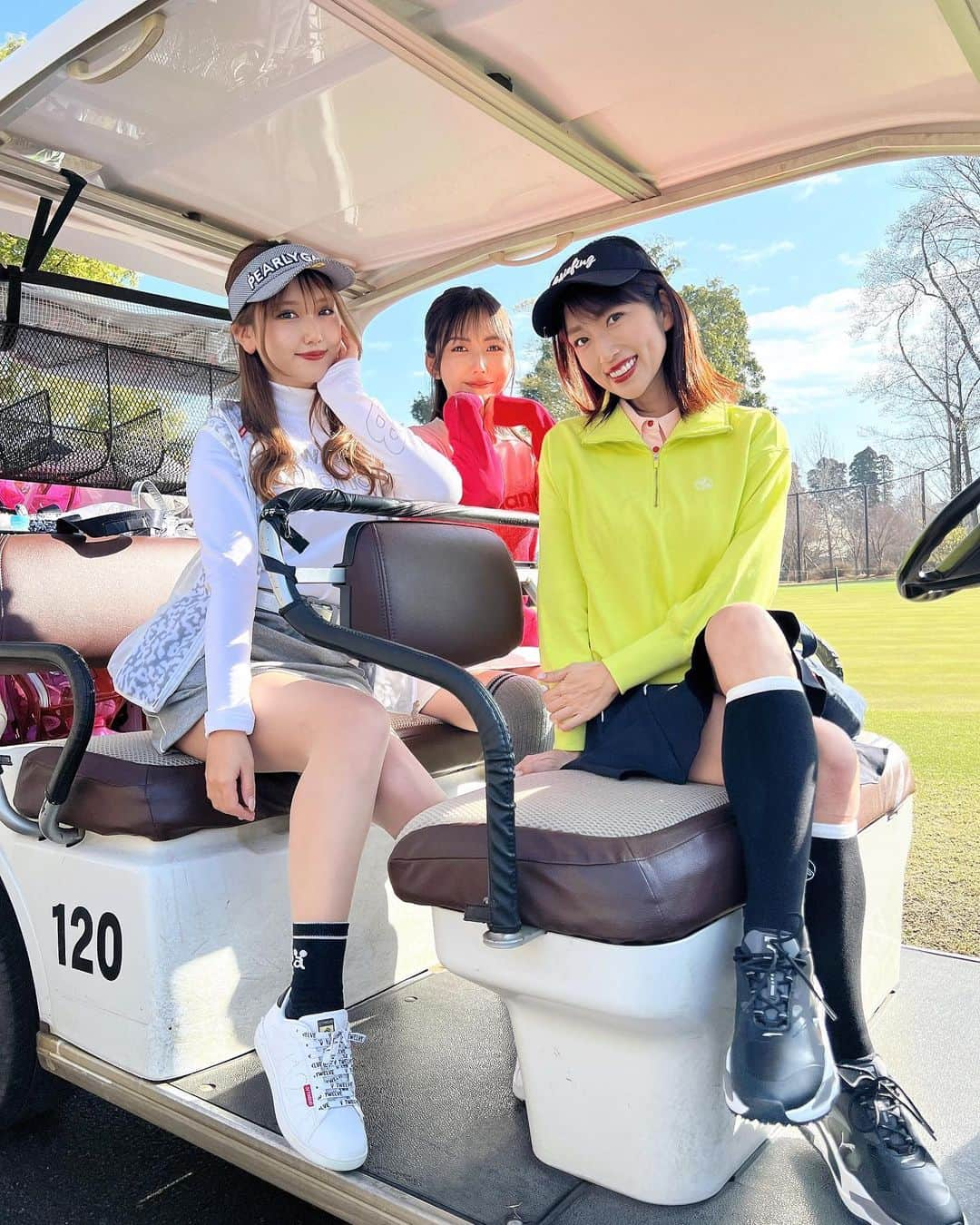 庄司ゆうこさんのインスタグラム写真 - (庄司ゆうこInstagram)「弊社ポジティブスターヨガのゴルフコンペ⛳️ いつも自分主催のゴルフコンペでは最高にいいお天気☀️ 晴れ女炸裂しちゃいました🤣✨ たくさんの方が参加してくれて嬉しかった💖千葉バーディは女子に優しいコースなので、スコアも久しぶりに107でした！笑 テンション上げるためにデルカップ飲んだのが良かったのかも🤣 飲んだほうが調子良くなる。笑 私が履いてるスニーカーは @pumagolf_japan PUMAの新作だよー✨ブラックかっこよくてどんなウェアにも合わせやすくてお気に入り🧡 #ゴルフ#ゴルフコンペ#ポジティブスターヨガ#ゴルフ女子 #ゴルフ日和#ゴルフコーデ #スニーカー#puma#千葉バーディクラブ」3月18日 10時03分 - yuko.shoji