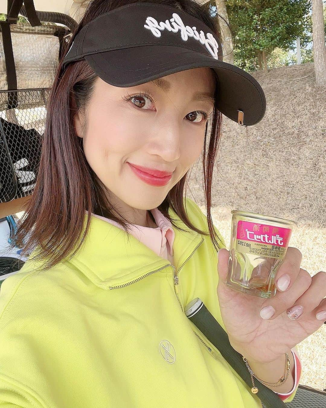 庄司ゆうこさんのインスタグラム写真 - (庄司ゆうこInstagram)「弊社ポジティブスターヨガのゴルフコンペ⛳️ いつも自分主催のゴルフコンペでは最高にいいお天気☀️ 晴れ女炸裂しちゃいました🤣✨ たくさんの方が参加してくれて嬉しかった💖千葉バーディは女子に優しいコースなので、スコアも久しぶりに107でした！笑 テンション上げるためにデルカップ飲んだのが良かったのかも🤣 飲んだほうが調子良くなる。笑 私が履いてるスニーカーは @pumagolf_japan PUMAの新作だよー✨ブラックかっこよくてどんなウェアにも合わせやすくてお気に入り🧡 #ゴルフ#ゴルフコンペ#ポジティブスターヨガ#ゴルフ女子 #ゴルフ日和#ゴルフコーデ #スニーカー#puma#千葉バーディクラブ」3月18日 10時03分 - yuko.shoji