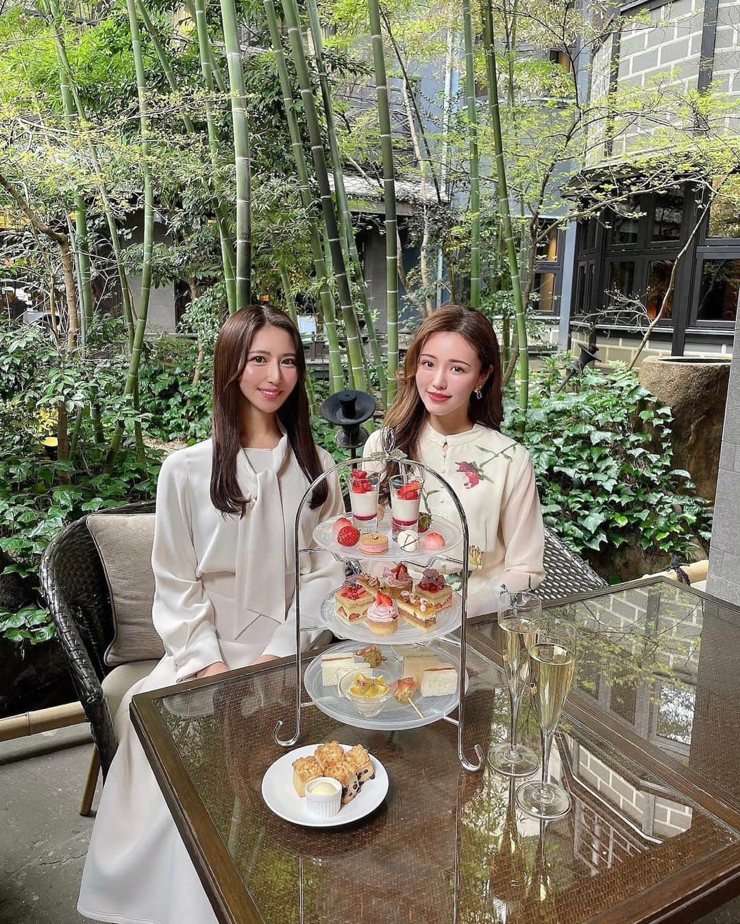 Manaさんのインスタグラム写真 - (ManaInstagram)「🌸🍃🍓🌿 美女とアフタヌーンティー🫖😍 ⁡ 400年の歴史と伝統を受け継ぐ 老舗料亭「河文」の旧座敷跡、 THE KAWABUN NAGOYA ⁡ 私も大好きな 緑いっぱいの庭園に囲まれた モダンな日本建築がとても素敵な場所。 ⁡ ⁡ そんなカワブンさんで22日(水)から始まる 「Strawberry & SAKURAアフタヌーンティー」 ⁡ ひと足お先に @p.yopppikooo ちゃんと体験してきました🍰💕 ⁡ 満席で大人気の苺アフタヌーンティーが 春仕様に更にパワーアップしていて！😊 ⁡ 特製スコーンはそのままに 苺と桜のマカロンや桜モンブランなど スイーツ女子にはたまらないラインナップに✨ ⁡ ⁡ テラス席が心地よくて 雰囲気も抜群に良くて感動🥹💓☀️ ⁡ そして、 これは食べないと絶対に伝わらない カワブンさんのお料理のクオリティが そのままスイーツになったような 素晴らしいアフタヌーンティー🍰🌿 ⁡ とってもオススメです💘 ⁡ ⁡ ⁡ 📍𝐓𝐇𝐄  𝐊𝐀𝐖𝐀𝐁𝐔𝐍  𝐍𝐀𝐆𝐎𝐘𝐀 𝐀𝐟𝐭𝐞𝐫 𝐧𝐨𝐨𝐧 𝐭𝐞𝐚 (要予約) 【開催日程】 水・木・金 【開催時間】 11:00 / 13:00 / 15:00 ＊日によって開催時間が異なる場合あり ⁡ 【金額】 ＊4,000円 (アフタヌーンティースタンド/特製 スコーン・手火山家の出汁ポテト/ 紅茶フリーフロー) ⁡ ＊5,000円(上記プランにシャンパン付き) シャンパンもしくはノンアルコールスパークリングワイン付きのお得で本格的なアフタヌーンティー✨ ⁡ ⁡ ⁡ @thekawabunnagoya @thekawabunnagoya_wedding @tebiyamaya ⁡ ⁡ ⁡ ⁡ ⁡ #河文 #thekawabunnagoya #kawabun #カワブン #ザカワブンナゴヤ #ヌン活 #女子会 #カフェ #女子会ランチ #アフタヌーンティー #春コーデ #ホワイトコーデ #オケージョンコーデ #オケージョン #春が好き #新緑 #新緑の季節 #大人可愛いコーデ #キレイめコーデ #大人シンプル #上品コーデ #名古屋スイーツ #名古屋ランチ #名古屋カフェ #カフェ活 #老舗 #手火山家 #レストランウエディング #名古屋グルメ #afternoontea」3月18日 11時08分 - mana.tcy