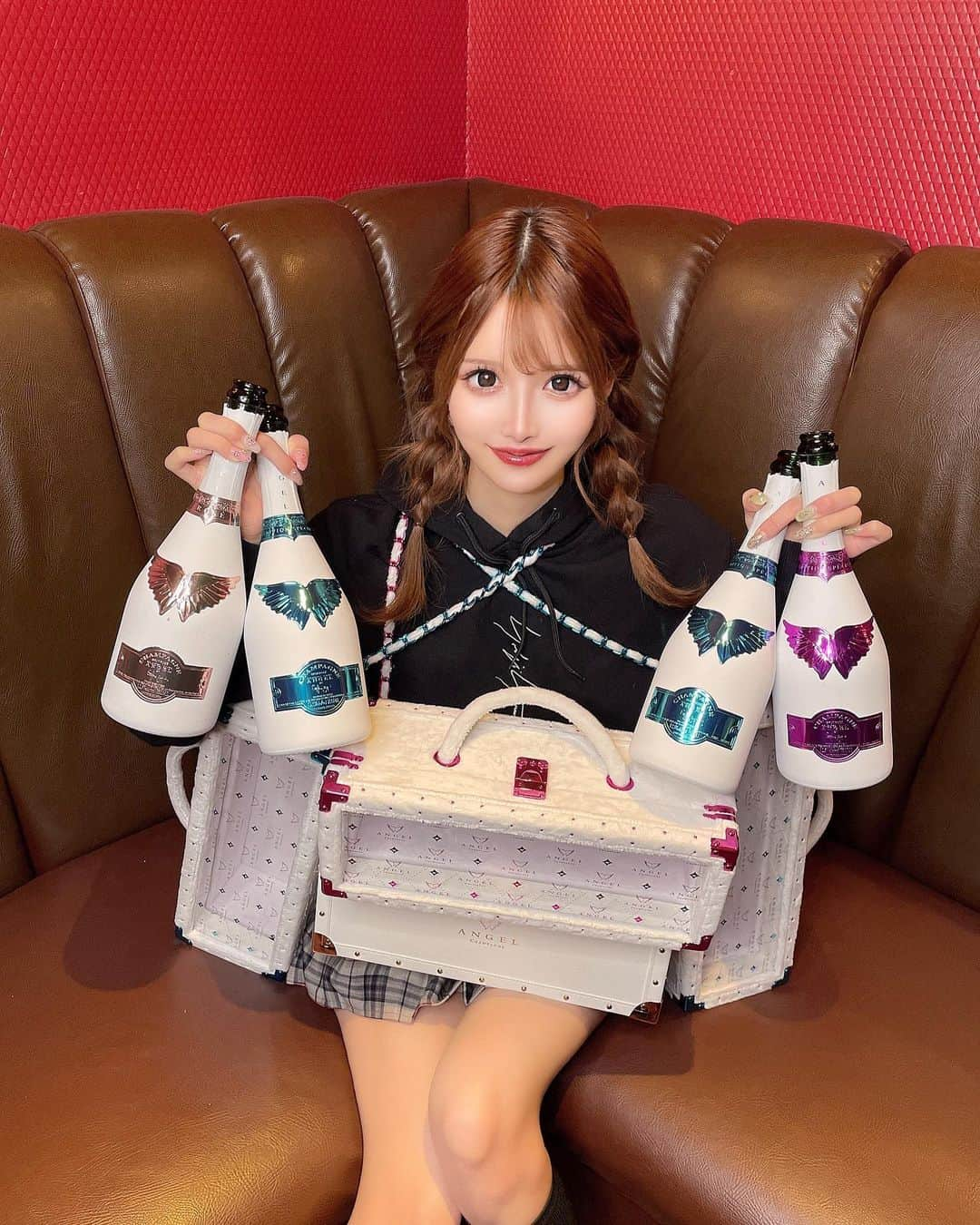 桜咲乃愛さんのインスタグラム写真 - (桜咲乃愛Instagram)「なんか強そう🥹💕✨🥂  限定って特別感あってとっても好き☺💕  この日も楽しかったな💕🥰 NOWに居るみんなも来てくれる皆も大好き☺💕 いつも楽しい😆💓💓💓🍾🌸  #エンジェルシャンパン#エンジェルホワイトデーエディション #エンジェルバレンタインエディション #エンジェルホワイト#シャンパン大好き#歌舞伎町#歌舞伎町キャバ嬢#桜咲乃愛」3月18日 11時24分 - noasama1101