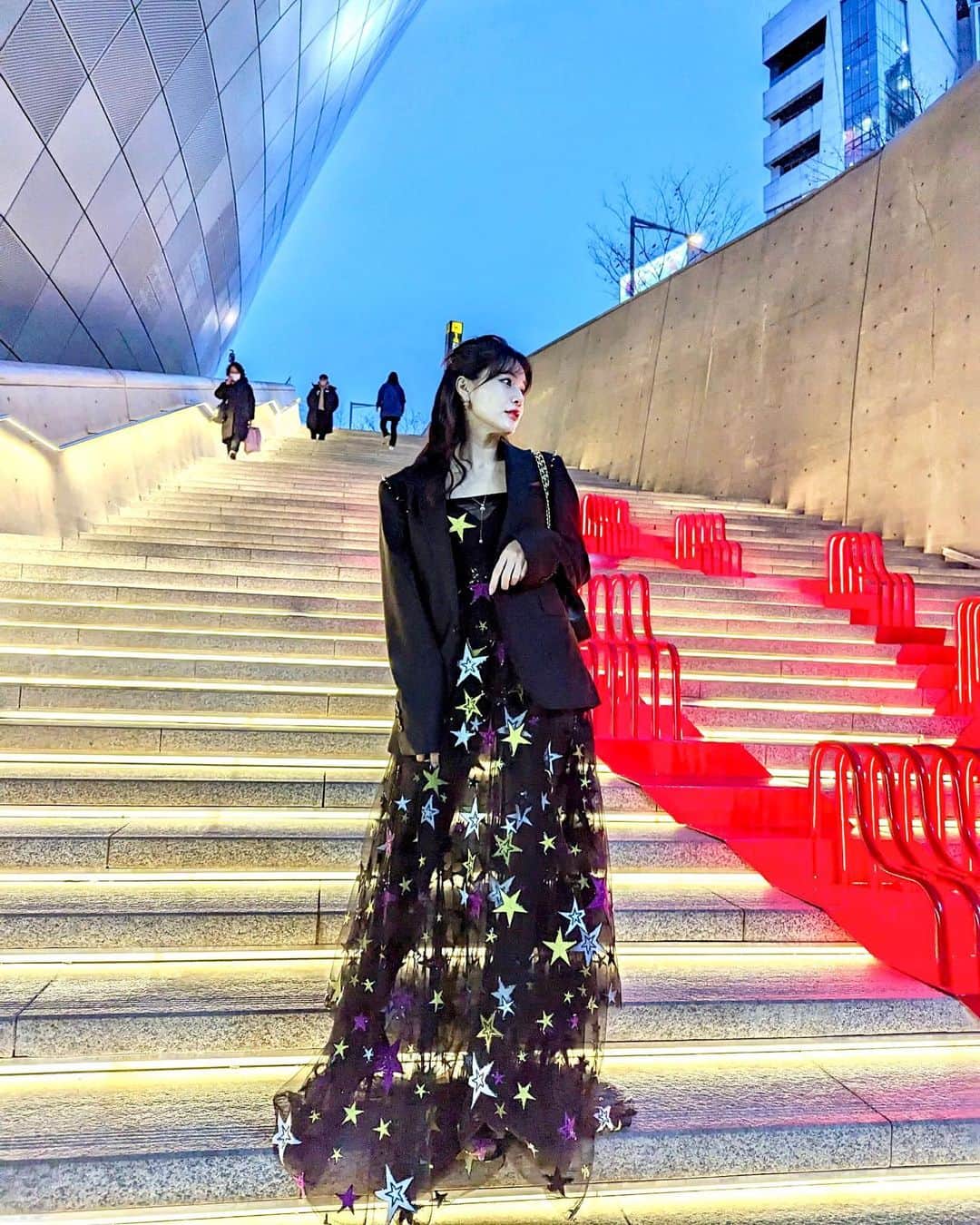 石井里奈さんのインスタグラム写真 - (石井里奈Instagram)「@seoulfashionweek_official にご招待いただき @metrocity.korea のファッションショーへ✨👗 . 全身METRO CITYのお洋服をきて素敵なファッションを堪能できて本当素敵な経験をさせていただきました👏✨ . 3/19までDDPでPOPUP STOREも開催中です♡インスタ映えなフォトブースもあるよ📸❤️ ヘアメイクは韓国のヘアメイクスタジオで韓国アイドル風に！なんと @le_sserafim の担当のメイクさんだった👀 たくさん韓国の写真撮ってきたのでまた載せます〜🇰🇷 . #seoul #seoulfashionweek #metrocity #メトロシティ #ファッションショー #ファッションウィーク #韓国メイク #韓国アイドル #blackpink #lesserafim #twice #ソウル #韓国旅行 #韓国」3月18日 12時07分 - ri7tin1025