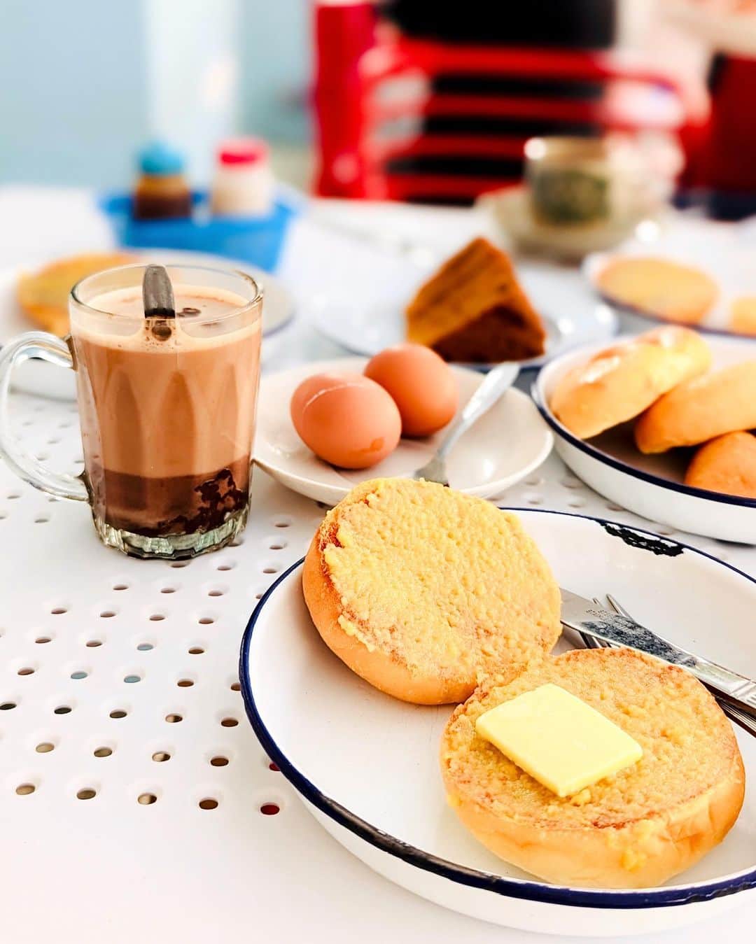 前田紀至子さんのインスタグラム写真 - (前田紀至子Instagram)「正直なところカヤトーストについては、現地で食べるまで「ココナッツミルクで作ったカスタードクリームを塗ったパン」くらいに思っていました。 然しながらそれは大誤算。何なら旅のハイライト的存在の朝食になりました。  まさかガツンとデフォルトで2個出てくる温泉卵を割って甘じょっぱめの醤油を混ぜてそれをディップして食べるだなんて想像しないじゃないですか…？  文化というものは体験してみないと（単なる知識のままでは）あまり意味を為さないと実感した瞬間でした。  朝マックはグリドル一択、甘じょっぱいものが大好きで最近「砂糖醤油マヨネーズ」でお餅を食べると美味しいと @ken.suzuki_ さんに教えてもらい、毎日のように実践している私にとってこの味はどストライク。  マイロ（シンガポールの国民的飲み物ミロ。これは以前シンガポール航空コラボのアフタヌーンティーで予習済みでした✌🏻）とのハーモニーも相まって思わずアドレナリンがダバダバ。 何を思ったか迷いなくおかわりして2個も食べてしまい夜までまぁまぁな膨満感と共に過ごしたのでした（それも良い思い出）。  因みにカヤトースト、お店によってカリカリのトーストだったり、こんな感じのテーブルロール風だったりするそうで色々食べてみたいなと思っています。 というか既にまた食べたい。でも自分で日本の食材で再現してもなかなかこうはならなそう…  #visitsingapore#singapore#singaporeair#シンガポール航空旅#前田紀至子世界の旅#カヤトースト」3月18日 12時08分 - ki45m