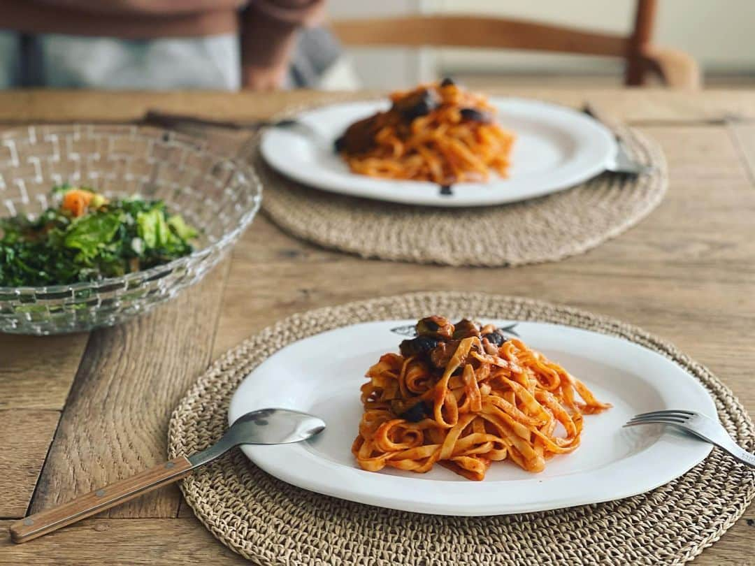 神崎恵さんのインスタグラム写真 - (神崎恵Instagram)「・ 息子たちのお昼ご飯は、 ナスとモッツァレラのトマトソースパスタ。 ストックしているトマト缶(基本のトマトソース)にハーブとコンソメ、塩胡椒。 モッツァレラチーズと多めの油で焼き揚げた茄子をからめただけ。 冷凍していた生パスタがもちもちして美味しかったです。 (息子たちは淡路麺業の生パスタ、わたしはZENBヌードルで)。 粉チーズがきれていて、ひと味たしたかったので、 ピリッと辛いペペロンチーノオイルをかけました。 基本のトマトソースと 淡路麺業の生パスタ(低糖質のもある)は常にストックしています。 何かと美味しく役立ってくれます。  雨の土曜日。 我が家は3兄弟の部屋が、 次男🦸‍♂️・三男👦・長男🦸‍♂️と並んでいるのだけれど、 今朝は三人それぞれが同時にドアからでてきて、 みんなして寝癖全開で、 なんと微笑ましい風景なのだろうと、 幸せを独り占めした朝でした。 なんでもないことなのだけど、これがいちばん。  #神恵ごはん #おひるごはん」3月18日 13時46分 - megumi_kanzaki