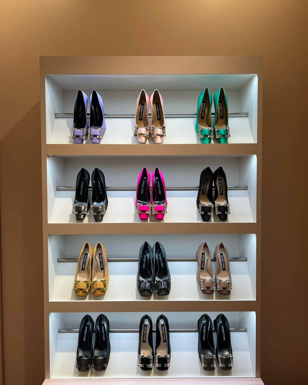 近藤千尋さんのインスタグラム写真 - (近藤千尋Instagram)「@sergiorossi 💓 伊勢丹新宿店本館 2 階 で行われている クリスタルバックルのフォーカスした ポップアップにお邪魔しました😇 3 月 28 日までです😍  私は悩んで悩んで 珍しくパープルをGET🍇  フォーマルにも合うし デニムに合わせても可愛いだろうなぁ☺️ キラキラで見てるだけで幸せ💕🥰  @SergioRossi    #SegioRossi」3月18日 15時58分 - chipichan.1215