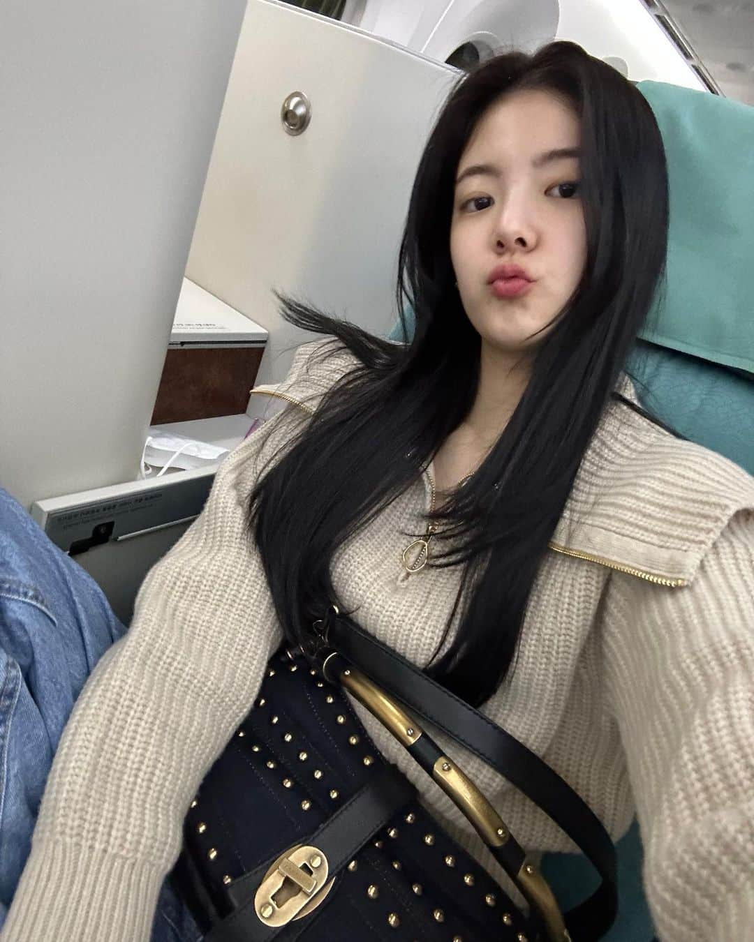 ITZYさんのインスタグラム写真 - (ITZYInstagram)「비행기셀피✈️」3月18日 19時32分 - itzy.all.in.us