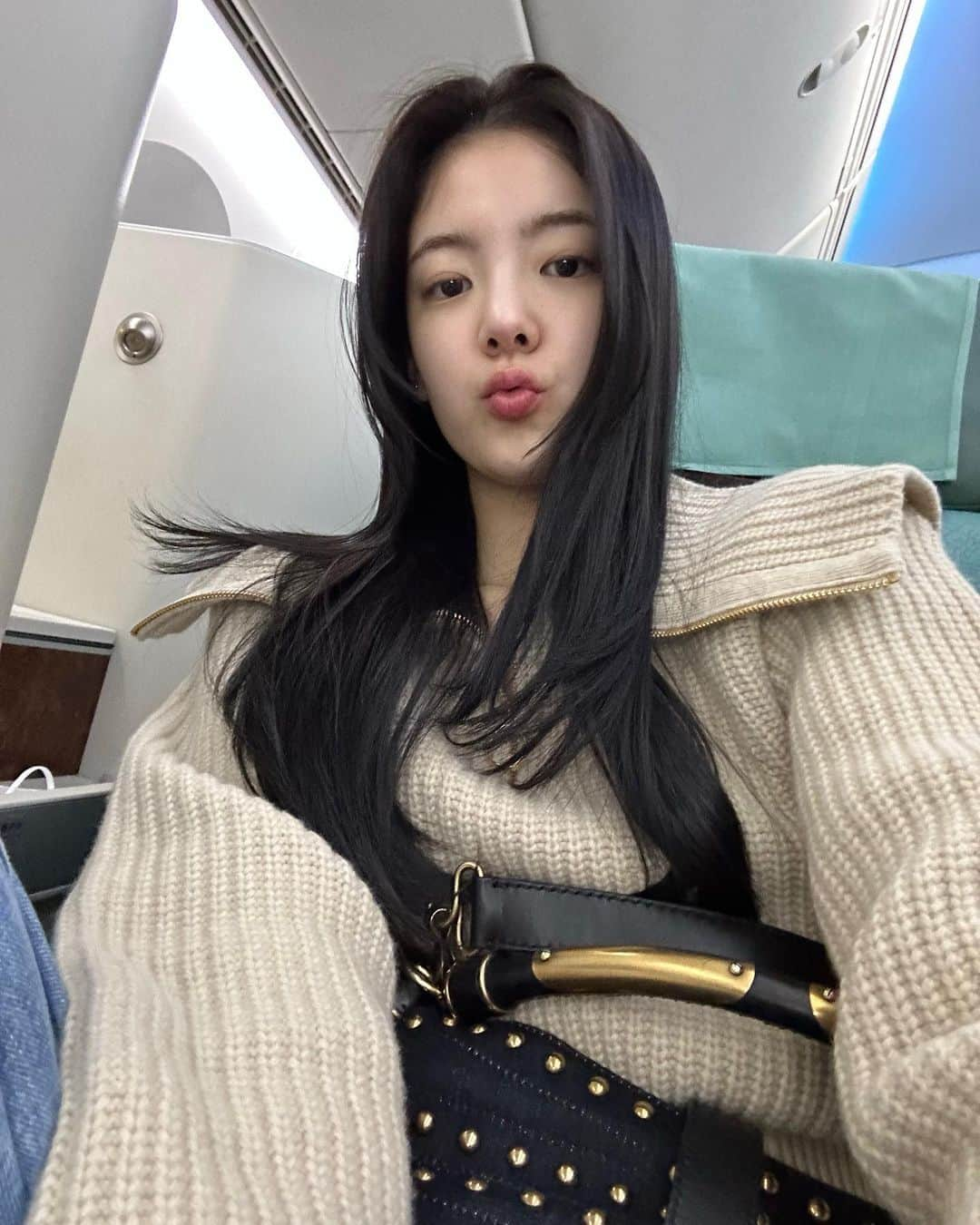 ITZYさんのインスタグラム写真 - (ITZYInstagram)「비행기셀피✈️」3月18日 19時32分 - itzy.all.in.us