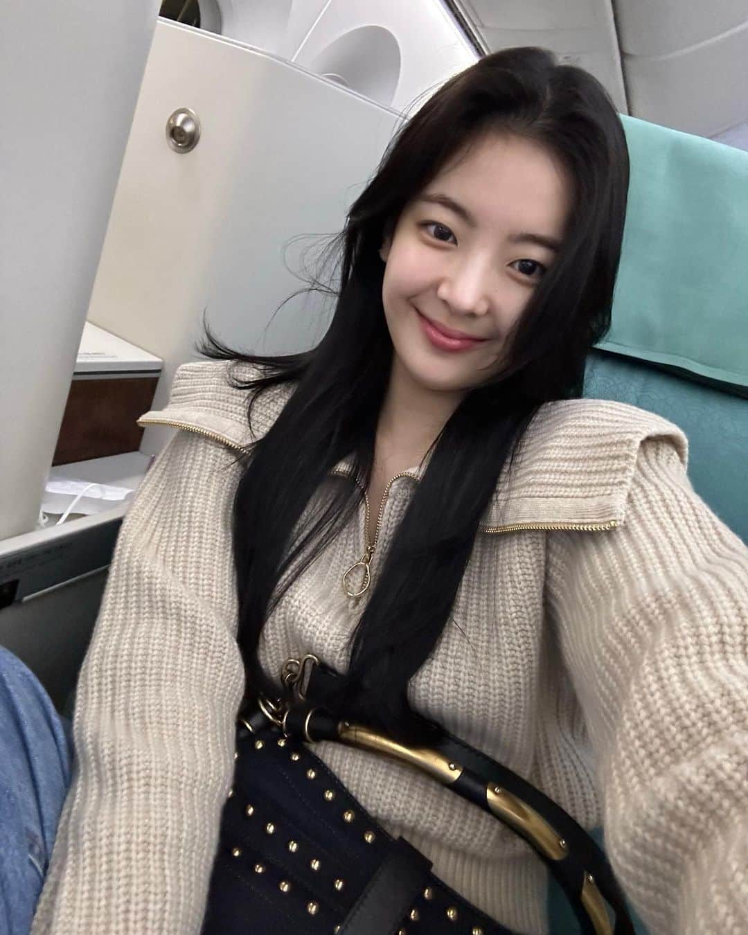 ITZYさんのインスタグラム写真 - (ITZYInstagram)「비행기셀피✈️」3月18日 19時32分 - itzy.all.in.us