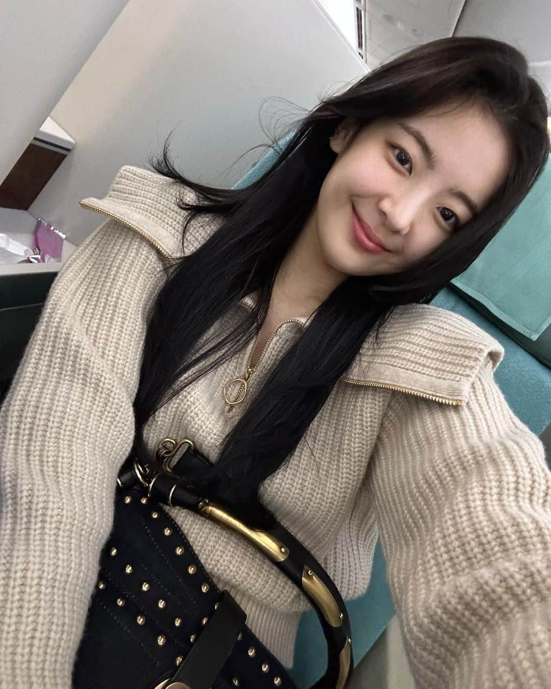 ITZYさんのインスタグラム写真 - (ITZYInstagram)「비행기셀피✈️」3月18日 19時32分 - itzy.all.in.us