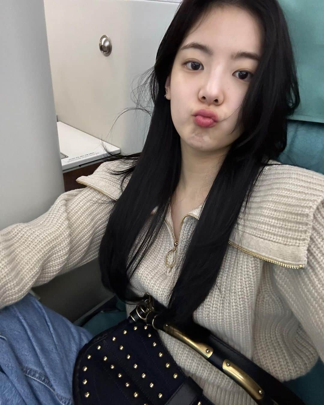 ITZYさんのインスタグラム写真 - (ITZYInstagram)「비행기셀피✈️」3月18日 19時32分 - itzy.all.in.us