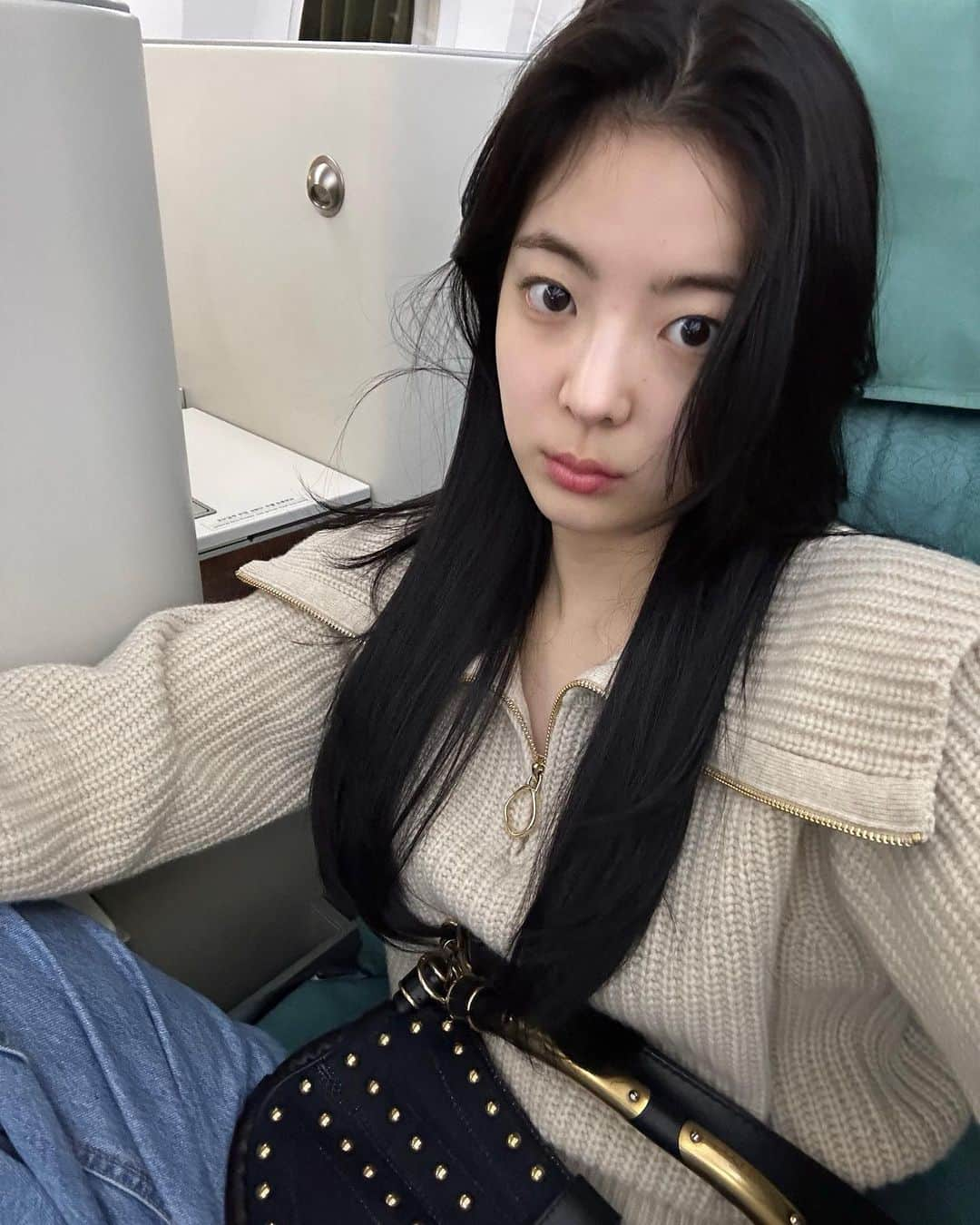 ITZYさんのインスタグラム写真 - (ITZYInstagram)「비행기셀피✈️」3月18日 19時32分 - itzy.all.in.us