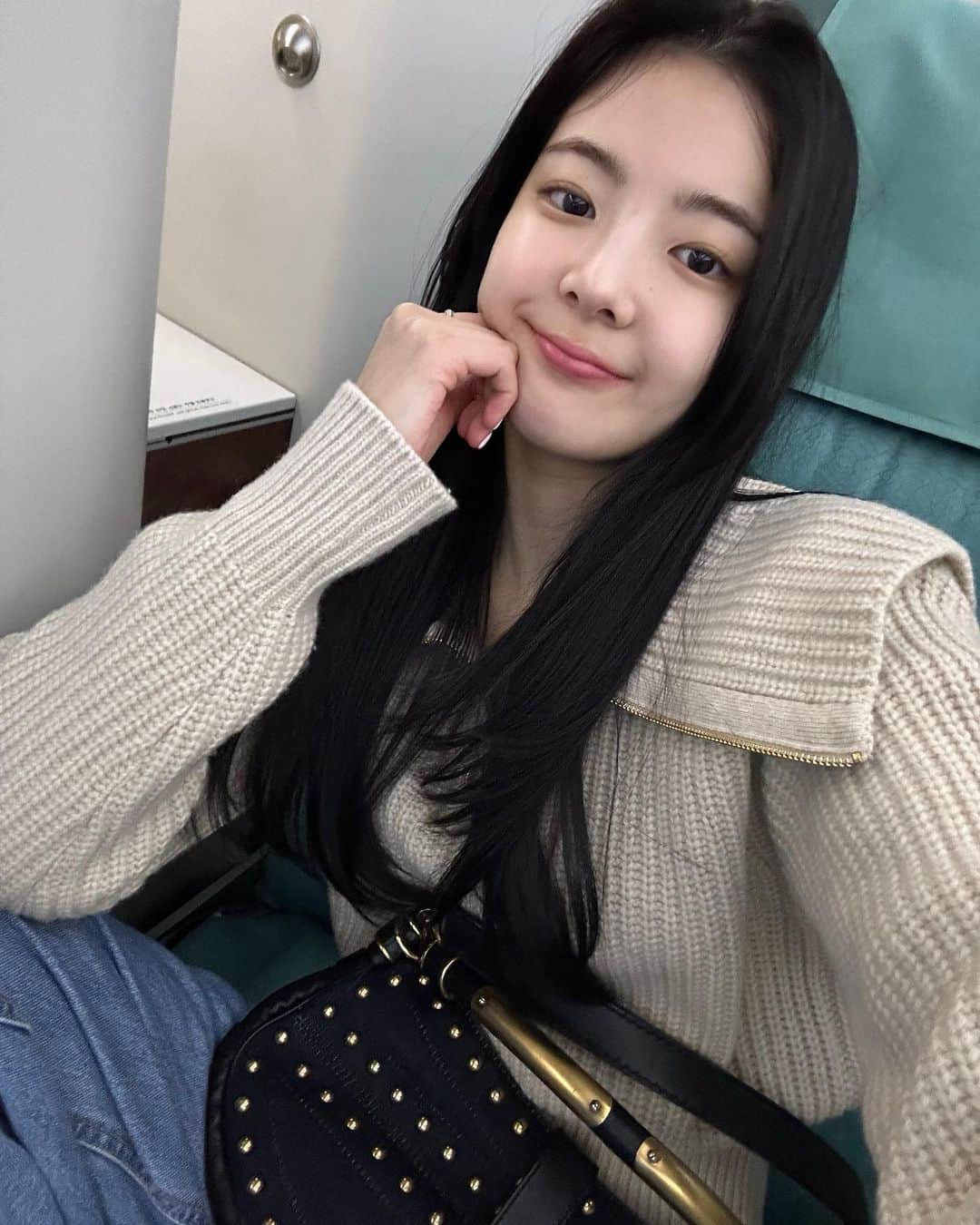 ITZYさんのインスタグラム写真 - (ITZYInstagram)「비행기셀피✈️」3月18日 19時32分 - itzy.all.in.us