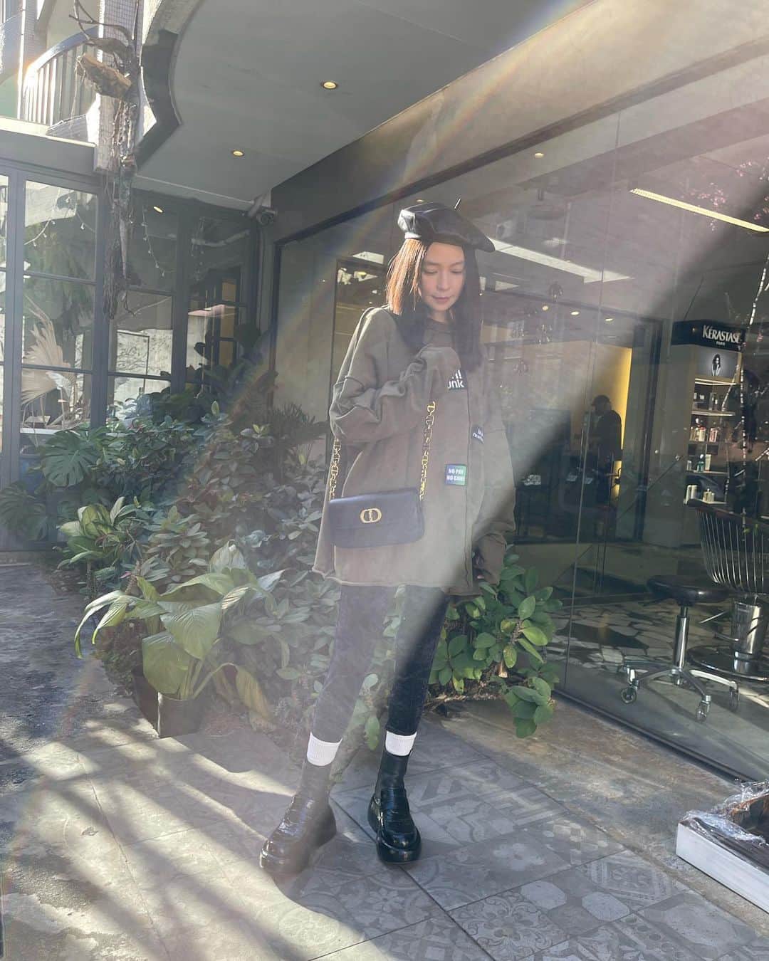 ビビアン・スーさんのインスタグラム写真 - (ビビアン・スーInstagram)「最近愛上黑色🖤  你們呢？  最近黒がお気に入り。 皆さんは？  #Dior @dior  #路邊曬著太陽的某一天 #黑色餅乾 #blackbiscuits」3月18日 19時36分 - vivianhsu.ironv