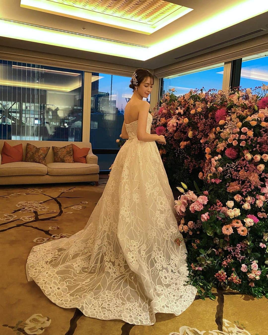 藤井サチさんのインスタグラム写真 - (藤井サチInstagram)「先日、ペニンシュラ東京で素敵なドレスの撮影をしました🕊️ ⁡ エリーサーブという世界の王室のプリンセスのドレスも手掛ける、 最高峰のパリコレブランド🏰 ⁡ どのドレスも綺麗で繊細で… うっとりしちゃいました🥹 ⁡ 日本では限られたショップでしか取り扱いができないので、 @authentique_weddingdress でぜひ本物を見てほしい〜👸🏼🤍 ⁡  #エリーサーブ #オーセンティック銀座 #ウェディングドレス #ペニンシュラ東京  #王室から愛され続けるウェディングドレス」3月18日 20時30分 - sachi_fujii_official