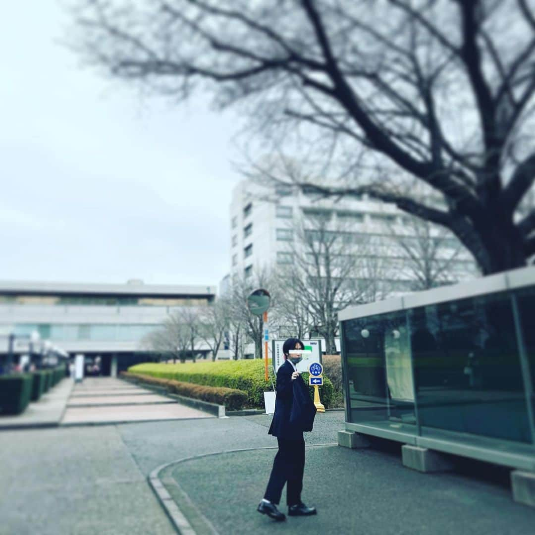 神崎恵さんのインスタグラム写真 - (神崎恵Instagram)「・ 長男の大学の卒業式でした🌸 22年。 なんとまぁ、時間の流れの速いこと。 目を閉じれば、ちっちゃな息子の顔が鮮明に浮かびます。 本当に、瞬きしたら、今になってしまいました。 いろんなこと。特に大切なものやことは過ぎてみないとわからない。 なんてこった。と日々思うことだらけです。 いいことばかりじゃない中でも、へこたれず、粘り強く進む力を育ててくれていること。 それから何より、感謝の気持ちと思いやりを大切に、元気に生きてくれていること。 嬉しいです。 今夜は息子たちとごはんを食べにいきました。 みんなで、さくっとおめでとう、お疲れさま会🌸」3月18日 20時59分 - megumi_kanzaki