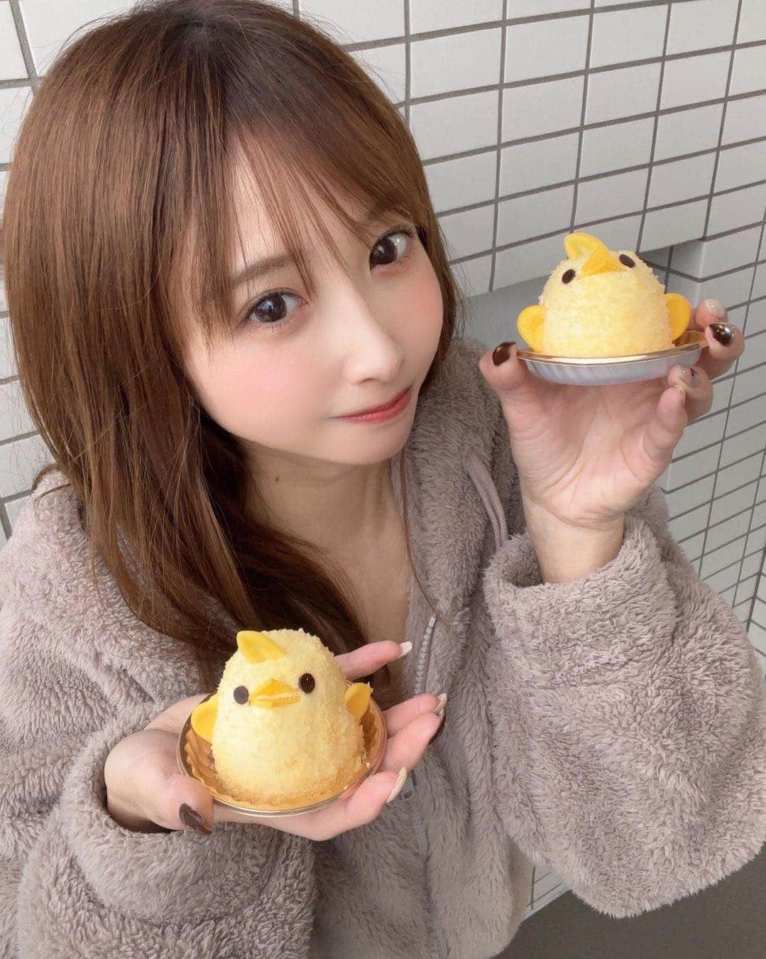 美女naviさんのインスタグラム写真 - (美女naviInstagram)「【美女navi ☻*】🐤🐥 * * 今回ご紹介させていただく方は❤️ miki さん ▶️▷ @_miki823  * * # Repost . . 🐤🍮 新名古屋名物ぴよりん🐣🍽✨ いつも大行列過ぎて諦めてたけど 初めてタイミングよく買えたのー！💞 . . miki さん のアカウントには 他にも素敵な投稿が(*´﹀`) ぜひ覗いてみてくださいね🧡  * * * 美女navi掲載希望の方は⇒ @bijo_navi ❤️と # 美女navi 、# 美女ナビ タグ付け * 10代限定姉妹アカウント 美少女navi掲載希望の方は⇒ @bishojo_navi 💛と # ビショウジョナビ タグ付け * お願いします✨✨ * * 次回もお楽しみに...😍 * * #部屋着 #パジャマ #pajamas #シースルーバング #シースルー前髪 #もこもこ #もこもこパーカー  #ストレートヘア #ロングヘア #さらさらヘアー #アイメイク #おうち時間 #ヘアケア #スタイル抜群 #インスタグラビア #休日の過ごし方 #女子力アップ #女子力向上 #ナチュラルメイク #美意識 #美意識向上 #ぴよりん #名古屋名物」3月18日 21時00分 - bijo_navi