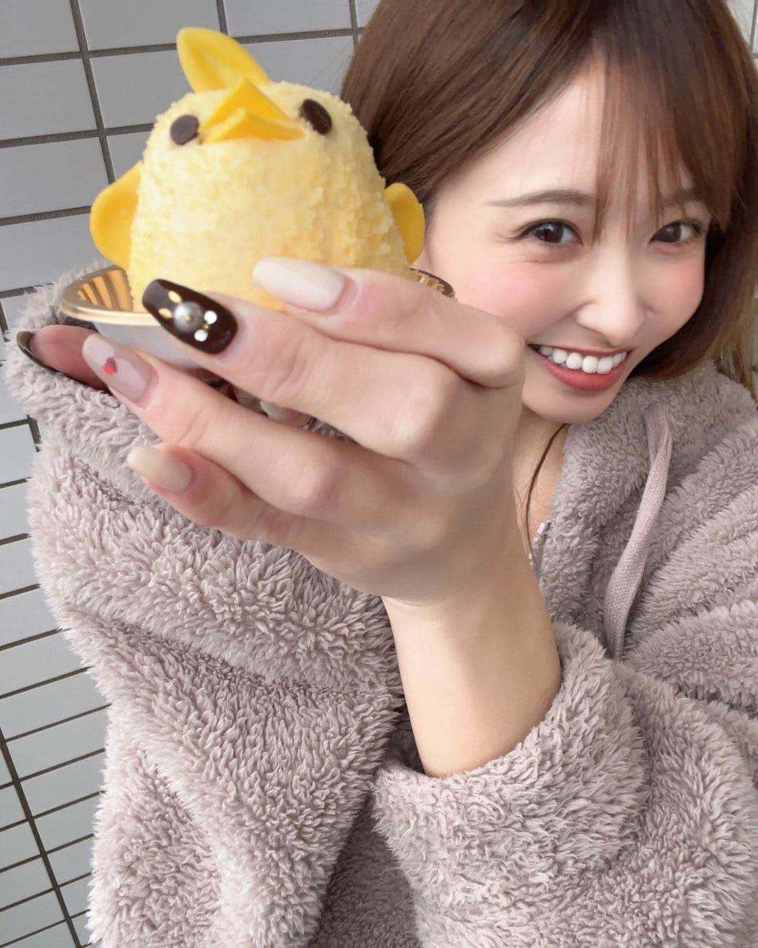 美女naviさんのインスタグラム写真 - (美女naviInstagram)「【美女navi ☻*】🐤🐥 * * 今回ご紹介させていただく方は❤️ miki さん ▶️▷ @_miki823  * * # Repost . . 🐤🍮 新名古屋名物ぴよりん🐣🍽✨ いつも大行列過ぎて諦めてたけど 初めてタイミングよく買えたのー！💞 . . miki さん のアカウントには 他にも素敵な投稿が(*´﹀`) ぜひ覗いてみてくださいね🧡  * * * 美女navi掲載希望の方は⇒ @bijo_navi ❤️と # 美女navi 、# 美女ナビ タグ付け * 10代限定姉妹アカウント 美少女navi掲載希望の方は⇒ @bishojo_navi 💛と # ビショウジョナビ タグ付け * お願いします✨✨ * * 次回もお楽しみに...😍 * * #部屋着 #パジャマ #pajamas #シースルーバング #シースルー前髪 #もこもこ #もこもこパーカー  #ストレートヘア #ロングヘア #さらさらヘアー #アイメイク #おうち時間 #ヘアケア #スタイル抜群 #インスタグラビア #休日の過ごし方 #女子力アップ #女子力向上 #ナチュラルメイク #美意識 #美意識向上 #ぴよりん #名古屋名物」3月18日 21時00分 - bijo_navi