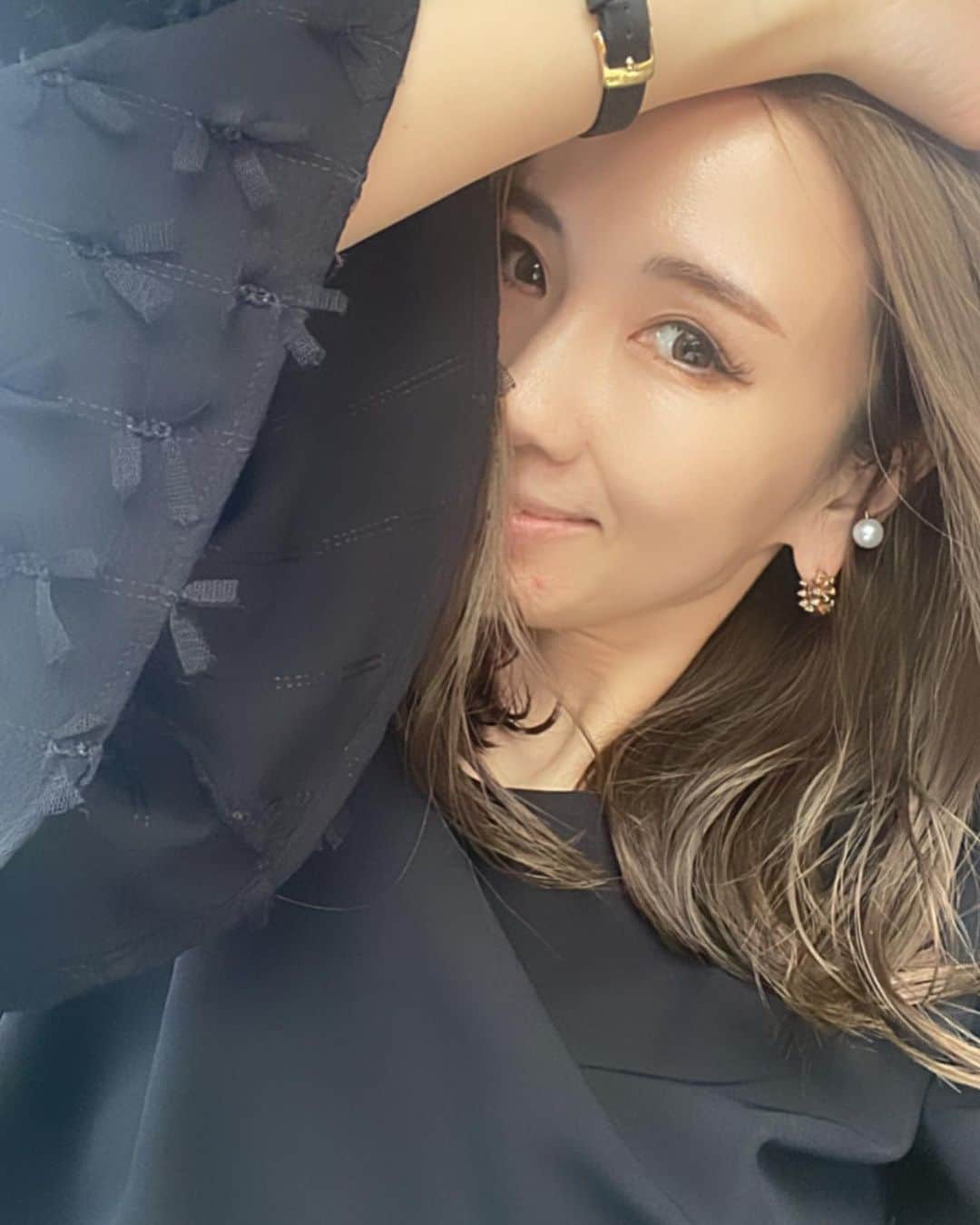 堀江直美さんのインスタグラム写真 - (堀江直美Instagram)「みなさん春休みやお子様のお祝いなど色々ご予定があるんですね🌸  私も今日は子供達のあれこれやご挨拶などがありセットアップ✨  普段からヘビロテですがこういう日は持ってて良かったなっと実感します🫧  リクエスト頂いたTopsがBlackでBottomsがWhiteバージョン🖤🤍  少しでも参考にして頂けたら嬉しいです🫶🏻  #HIAND#ハイアンド#dior#ディオール#diorbag#カラーコーデ#大人カジュアルコーデ#diorshoes#ママコーデ#hnhiand#ladydior」3月18日 23時02分 - naomiiiiiiiiiiii