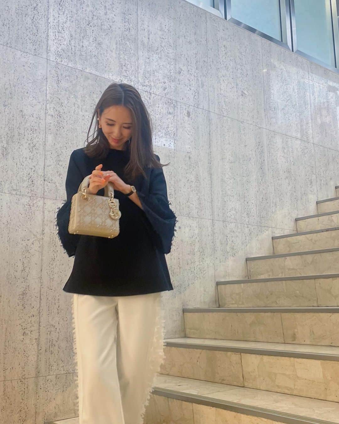 堀江直美さんのインスタグラム写真 - (堀江直美Instagram)「みなさん春休みやお子様のお祝いなど色々ご予定があるんですね🌸  私も今日は子供達のあれこれやご挨拶などがありセットアップ✨  普段からヘビロテですがこういう日は持ってて良かったなっと実感します🫧  リクエスト頂いたTopsがBlackでBottomsがWhiteバージョン🖤🤍  少しでも参考にして頂けたら嬉しいです🫶🏻  #HIAND#ハイアンド#dior#ディオール#diorbag#カラーコーデ#大人カジュアルコーデ#diorshoes#ママコーデ#hnhiand#ladydior」3月18日 23時02分 - naomiiiiiiiiiiii