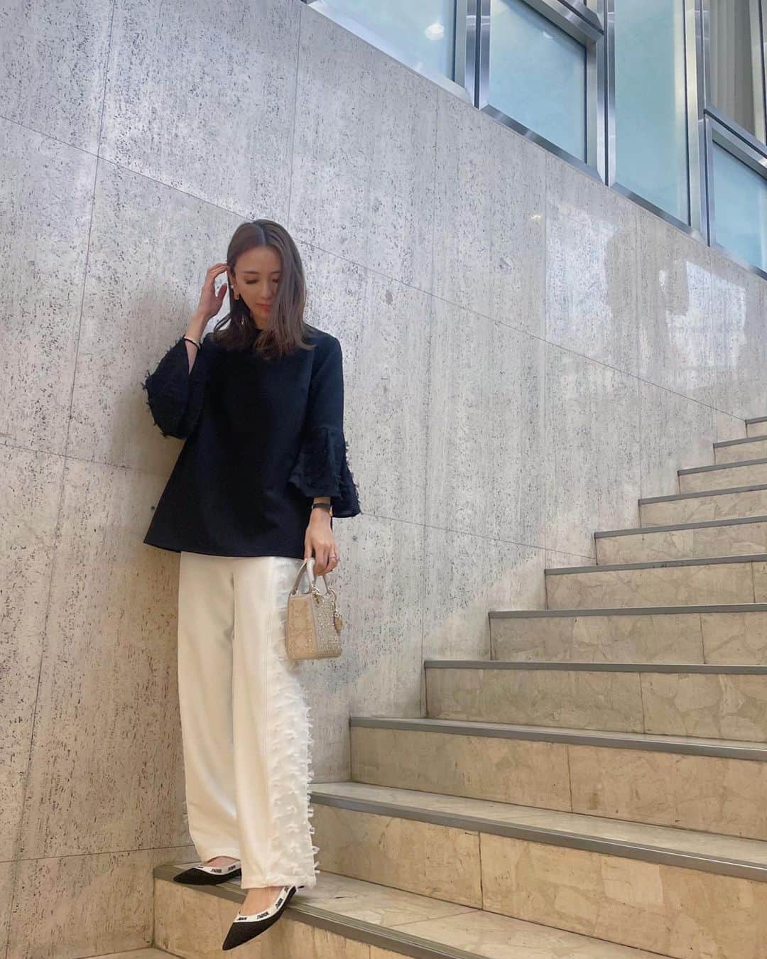 堀江直美さんのインスタグラム写真 - (堀江直美Instagram)「みなさん春休みやお子様のお祝いなど色々ご予定があるんですね🌸  私も今日は子供達のあれこれやご挨拶などがありセットアップ✨  普段からヘビロテですがこういう日は持ってて良かったなっと実感します🫧  リクエスト頂いたTopsがBlackでBottomsがWhiteバージョン🖤🤍  少しでも参考にして頂けたら嬉しいです🫶🏻  #HIAND#ハイアンド#dior#ディオール#diorbag#カラーコーデ#大人カジュアルコーデ#diorshoes#ママコーデ#hnhiand#ladydior」3月18日 23時02分 - naomiiiiiiiiiiii