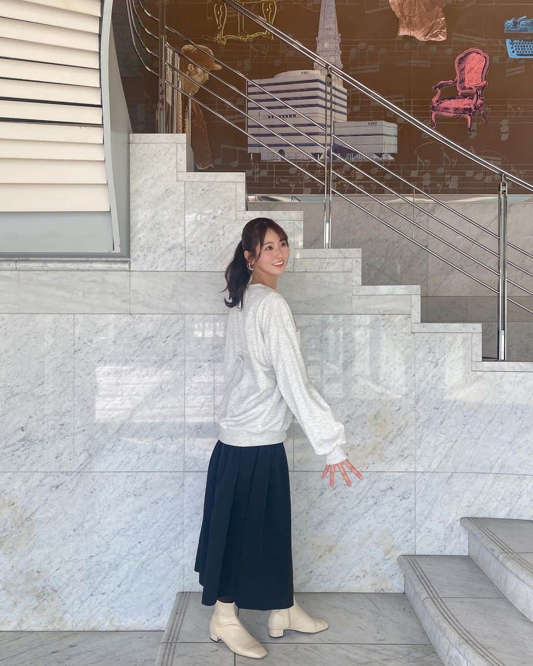 山下七子さんのインスタグラム写真 - (山下七子Instagram)「おはようございます☀ 今日の福岡はとっても良いお天気です🌈 皆さんのお住まいの地域はどんなお天気ですか☺️？  火曜日のアサデス。KBCの衣装は @retrogirl_official さんの ・ミックスグレーのロゴスウェット ・黒スカート ・キャメルトレンチコート スウェットのパープルの刺繍が少しポップな感じでおしゃれで可愛い〜🍇💜  トレンチコートを着ていると 春だな〜と実感します🧥♪♪  今日私は楽しみな撮影に向かっています👟💨💫 皆さんはどんな日曜日を過ごすのかな〜〜 素敵な日曜日を過ごせますように🌈✨  #アサデス#アサデスKBC#KBC#お天気お姉さん#福岡県#春コーデ#スウェット#トレンチコート#黒スカート#ポニーテール#ゴールドイヤリング」3月19日 9時29分 - yamashita_nanako