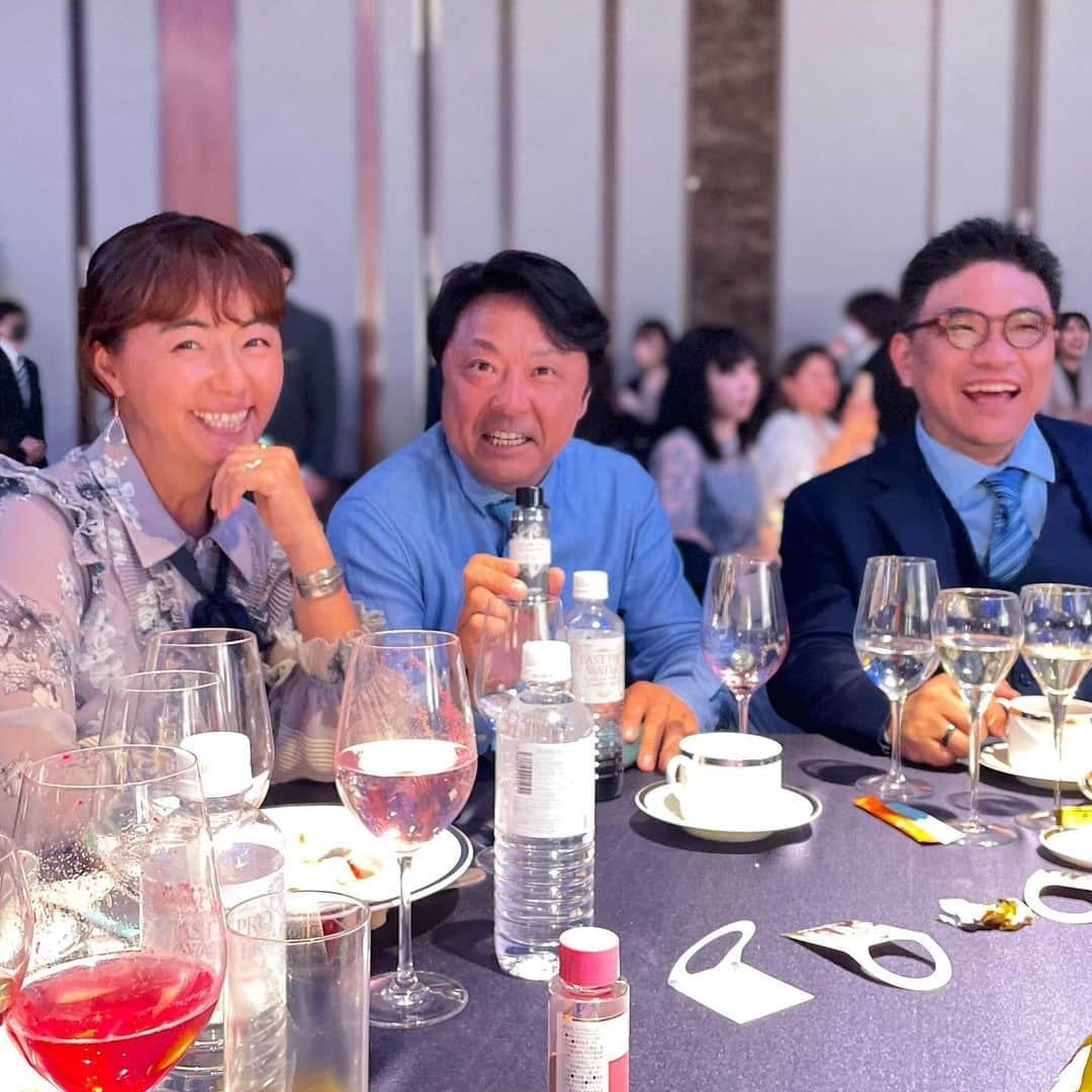 田中律子さんのインスタグラム写真 - (田中律子Instagram)「ブランドアンバサダーをやらせていただいている、エステプロラボ　@estheprolabo_official  プロラボアワード2022パーティーでした✨  全国からたくさんのプロラボ取扱店のみなさんが表彰され、会場はすごい熱気🤩表彰されたみなさまおめでとうございます㊗️  佐々木会長　@sasakisasakihiroyuki  インナービューティーで世の中の人々を美しく元気で毎日を過ごせるように、プロラボの商品を手に取ってもらえるよう、ブランドアンバサダーとしてお伝えしていきます❤️  マグマスパ社長正太さん　@magma.koizumi  マグマサウナがどんどん進化して楽しみすぎます♨️新しいサウナも楽しみ🔥  エリコさま💅　@erikokurosaki322  久しぶりにお会いして、ハンドケアセットまでプレゼントありがと✨手もキレイにしないとね❤️  会場でお会いしたみなさま、ありがとうございました🙏これから更にプロラボの躍進が楽しみで仕方ない✨  エステプロラボ、ぜひこちらからチェックしてみてね➡️ @estheprolabo_official  HP➡️ https://www.esthepro-labo.com/sp/  ワンピース👗　@doublestandard_official  #estheprolabo  #ブランドアンバサダー  #ファスティング #インナービューティー  #エステプロラボ  #プロラボアワード  #いつもありがとうございます」3月19日 10時04分 - ri2kotanaka