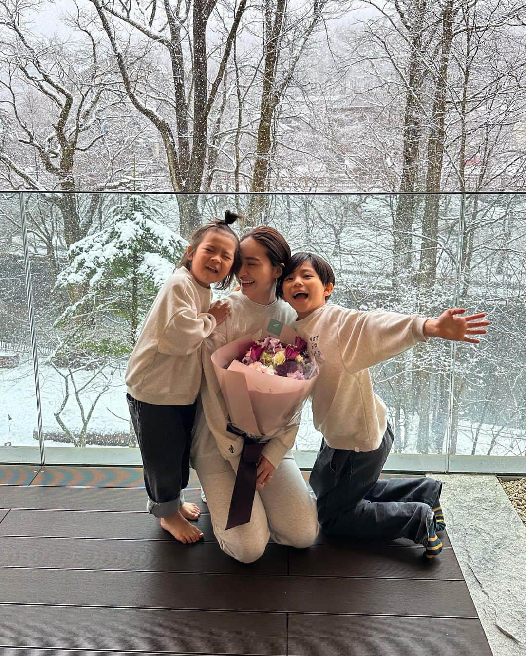 春名亜美さんのインスタグラム写真 - (春名亜美Instagram)「ついに ４０歳になりましたー🌸  お祝いDM下さった皆様、本当にありがとうございます😭❤️ この場を借りてお礼を言わせてください🙇🏻‍♀️  30代は母になり、今までの生活スタイルと変わり、初めての子育てに苦戦した時期もありましたが、あっという間に長男も8歳。 赤ちゃんだと思ってた次男はもう5歳🥹  そりゃ、私も40歳になるわけだ😂  毎日が楽しくて、充実していて、 本当に時間が足りない日々。  会って話したい人も多すぎて、月の初めにはスケジュール帳がいっぱいになってしまう幸せな悩み😂  小さい頃から母に教えられた 「感謝の心を絶対に忘れない」を常に頭に置いて、40代ももっともっと楽しみます🌼  今年のお誕生日旅行は主人が信じられない頑張りを見せてくれて、まさにサプライズの連続でした  この上なく幸せです☺️」3月19日 17時55分 - amiharunaami