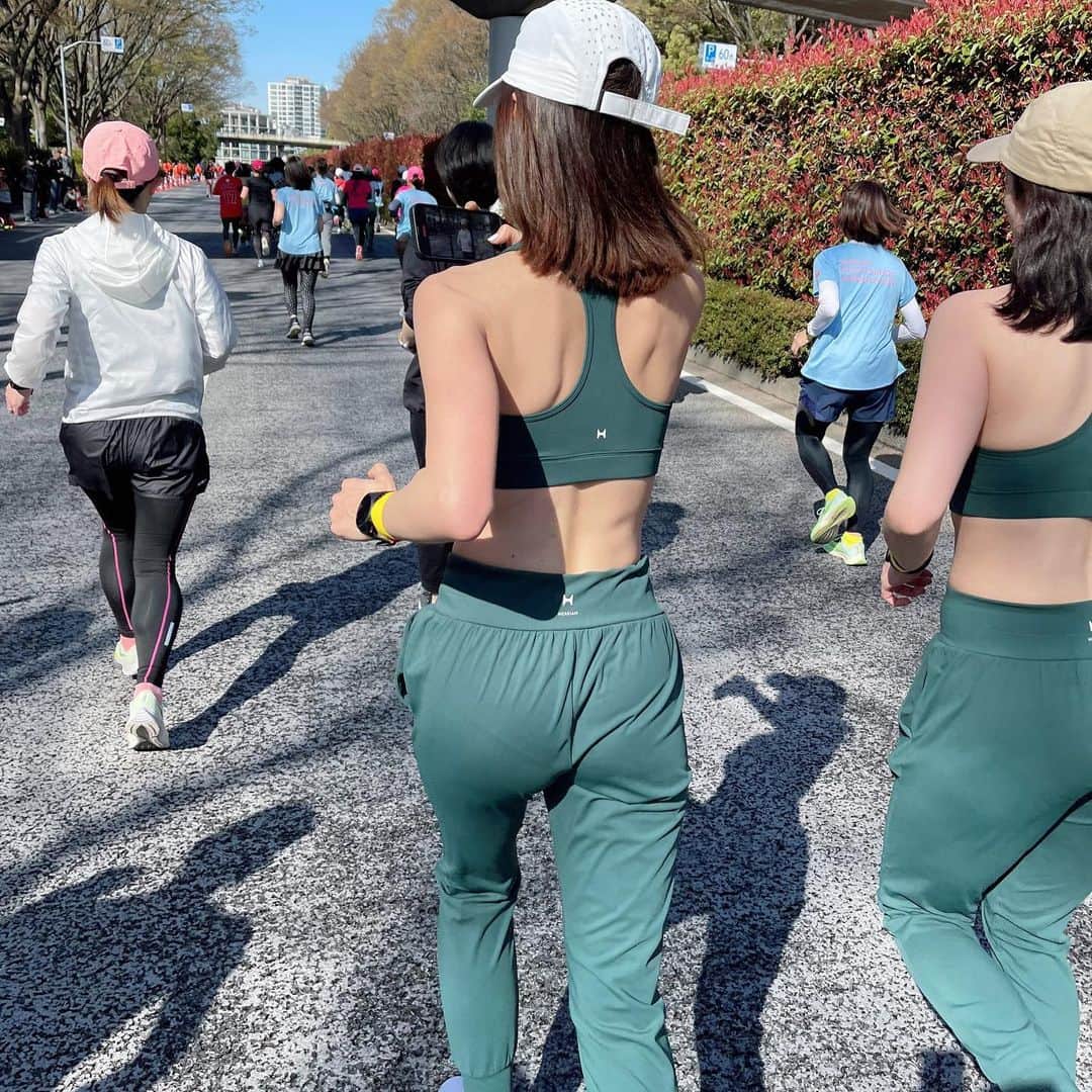 安田美沙子さんのインスタグラム写真 - (安田美沙子Instagram)「ぶじに、走りおわりました🏃‍♀️✨  初めての表参道ウィメンズラン、最高に楽しかった🤍  表参道のど真ん中を走れる幸せ、沢山の女性の走る姿🌸  全てが美しくて、力強くて。。 明治神宮はやっぱり空気が澄んでいて。。  沿道の応援もナイスラン！とか 風邪ひかないでね！とか優しかったー😭♥️  最初は寒かったけど、あとからポカポカ汗かきました🌈  @hereiam.official  チームと仲良くゴール🤍🤍🤍  笑顔の絶えないランになりました。  また、来年も出たい！！  #表参道ウィメンズラン2023  #表参道ウィメンズラン  #run #10K #thanks @newbalance」3月19日 18時06分 - yasuda_misako