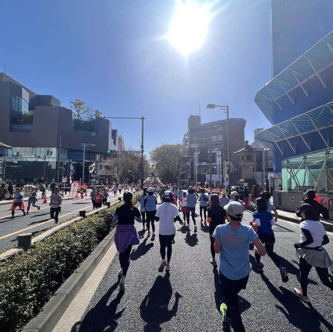 安田美沙子さんのインスタグラム写真 - (安田美沙子Instagram)「ぶじに、走りおわりました🏃‍♀️✨  初めての表参道ウィメンズラン、最高に楽しかった🤍  表参道のど真ん中を走れる幸せ、沢山の女性の走る姿🌸  全てが美しくて、力強くて。。 明治神宮はやっぱり空気が澄んでいて。。  沿道の応援もナイスラン！とか 風邪ひかないでね！とか優しかったー😭♥️  最初は寒かったけど、あとからポカポカ汗かきました🌈  @hereiam.official  チームと仲良くゴール🤍🤍🤍  笑顔の絶えないランになりました。  また、来年も出たい！！  #表参道ウィメンズラン2023  #表参道ウィメンズラン  #run #10K #thanks @newbalance」3月19日 18時06分 - yasuda_misako