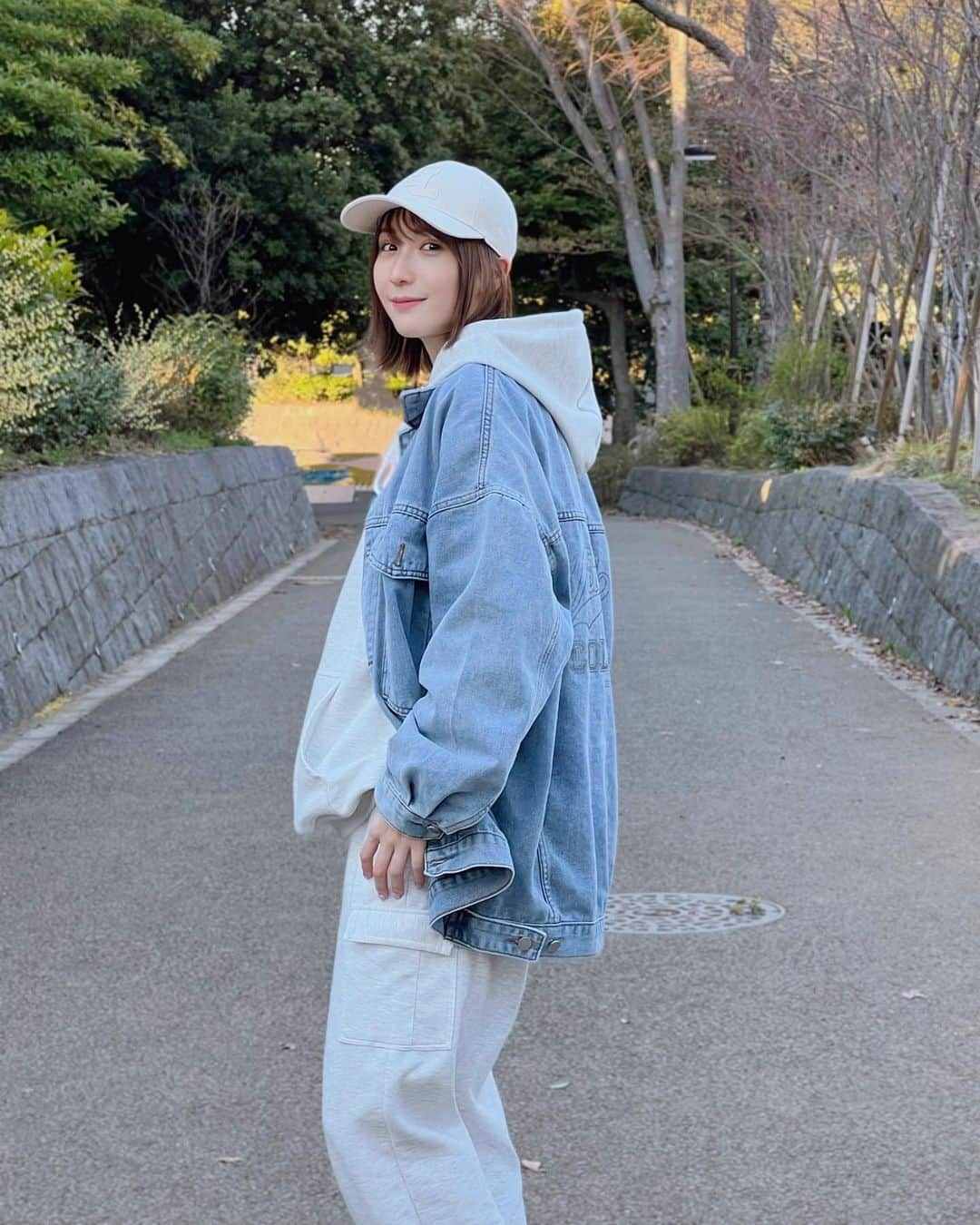 伊藤愛真さんのインスタグラム写真 - (伊藤愛真Instagram)「最近のお気に入りの服装🐾 ドッグランでわんこたちに遊んでもらってきた🐶笑 今日の夜はスプラトゥーン3ひたすらやる日にしよっと✌︎❤︎ . . . . #デニムコーデ#デニムジャケット#パーカー#ストリート#セットアップ#散歩#ピクニック#ピクニックコーデ#ootd」3月19日 18時28分 - __emagram