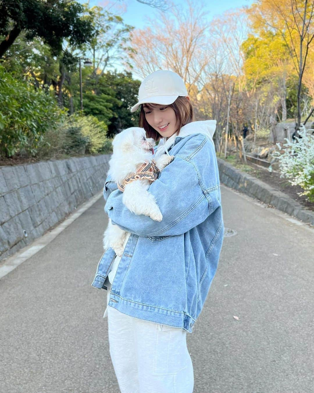 伊藤愛真さんのインスタグラム写真 - (伊藤愛真Instagram)「最近のお気に入りの服装🐾 ドッグランでわんこたちに遊んでもらってきた🐶笑 今日の夜はスプラトゥーン3ひたすらやる日にしよっと✌︎❤︎ . . . . #デニムコーデ#デニムジャケット#パーカー#ストリート#セットアップ#散歩#ピクニック#ピクニックコーデ#ootd」3月19日 18時28分 - __emagram