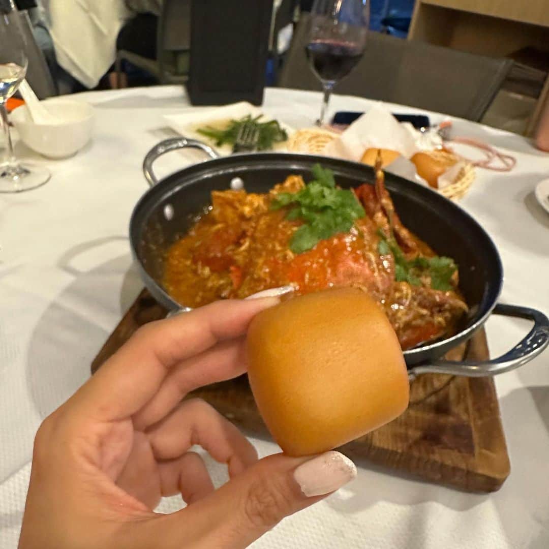 市原彩花さんのインスタグラム写真 - (市原彩花Instagram)「Jumbo Seafood🦀 The very famous Chili crab restaurant in Singapore. “Chili crab” is a local delicacy in SG🇸🇬  シンガポールで最も有名なお店のひとつ、ジャンボシーフード🦀！ シンガポール名物のチリクラブが食べれるよ😋 甘辛なタレに絡まったカニがたまらん🥹 揚げパンにつけて食べたり、チャーハンにかけてもやばい🥺❤️‍🔥 いろんなお店のチリクラブ食べてるけど、やっぱりここが1番好きー🫶 ちょい辛くらいだから、辛いの苦手な @myumyuuuuuuu も全然食べれてた🦀  メニューも豊富で、チャーハン、青菜炒め、マテ貝が好き🫶揚げパンは必須❤️‍🔥 チリクラブのボリュームが凄いし、安くはないので頼み過ぎ注意❤️‍🔥 チャーハンはSでもボリュームすごいよ😂  いつも観光の友達を連れてくのはRiverside point店✨ ネオンが華やかなクラークキーの対岸にあって雰囲気良い🌃 テラス席を早めにネット予約しとこー🙆‍♀️  #チリクラブ#chilicrab#jumboseafood#ジャンボシーフード#シンガポール料理#シンガポールレストラン#sgfood#sgfoodie#sgfoodies#singapore#シンガポール#singapura#海外生活#海外旅行#海外移住#シンガポール生活#シンガポール在住#싱가포르#新加坡#singaporetravel#singaporetrip #あーちゃんシンガポール」3月19日 19時21分 - ayaka_ichihara