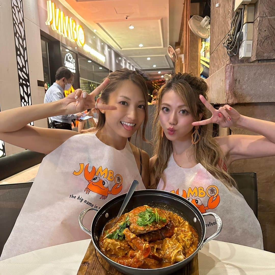 市原彩花さんのインスタグラム写真 - (市原彩花Instagram)「Jumbo Seafood🦀 The very famous Chili crab restaurant in Singapore. “Chili crab” is a local delicacy in SG🇸🇬  シンガポールで最も有名なお店のひとつ、ジャンボシーフード🦀！ シンガポール名物のチリクラブが食べれるよ😋 甘辛なタレに絡まったカニがたまらん🥹 揚げパンにつけて食べたり、チャーハンにかけてもやばい🥺❤️‍🔥 いろんなお店のチリクラブ食べてるけど、やっぱりここが1番好きー🫶 ちょい辛くらいだから、辛いの苦手な @myumyuuuuuuu も全然食べれてた🦀  メニューも豊富で、チャーハン、青菜炒め、マテ貝が好き🫶揚げパンは必須❤️‍🔥 チリクラブのボリュームが凄いし、安くはないので頼み過ぎ注意❤️‍🔥 チャーハンはSでもボリュームすごいよ😂  いつも観光の友達を連れてくのはRiverside point店✨ ネオンが華やかなクラークキーの対岸にあって雰囲気良い🌃 テラス席を早めにネット予約しとこー🙆‍♀️  #チリクラブ#chilicrab#jumboseafood#ジャンボシーフード#シンガポール料理#シンガポールレストラン#sgfood#sgfoodie#sgfoodies#singapore#シンガポール#singapura#海外生活#海外旅行#海外移住#シンガポール生活#シンガポール在住#싱가포르#新加坡#singaporetravel#singaporetrip #あーちゃんシンガポール」3月19日 19時21分 - ayaka_ichihara