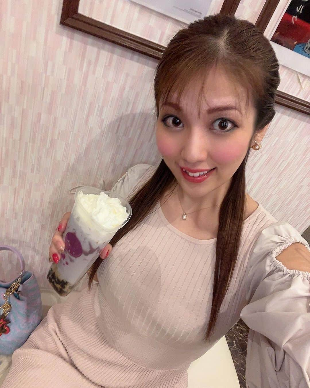 神谷麻美さんのインスタグラム写真 - (神谷麻美Instagram)「#タピオカ 大好き〜っ💖🪷💖✨️ 美味しい～🥤💖✨️   #チーズフォーム 大好きなのっ💖🥰💖✨️  容器ハートで可愛いっ💖🥨💖✨️  タピオカ黒胡麻ミルク飲んだよ💖🧋💖✨️ 美味しかったぁ🥰💖🥨💖✨️  PR @celeb_enmi #celeb縁味新宿店 #ホットドリンク #冬にぴったり #冬ドリンク #新宿グルメ #新宿カフェ」3月19日 19時34分 - asamice428