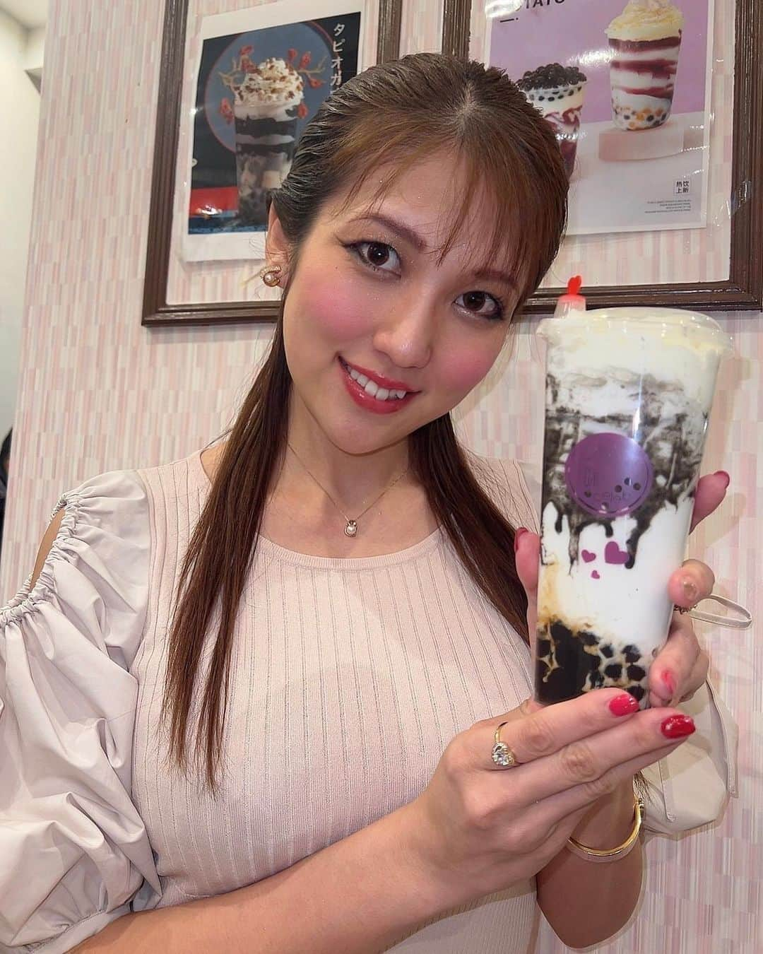 神谷麻美さんのインスタグラム写真 - (神谷麻美Instagram)「#タピオカ 大好き〜っ💖🪷💖✨️ 美味しい～🥤💖✨️   #チーズフォーム 大好きなのっ💖🥰💖✨️  容器ハートで可愛いっ💖🥨💖✨️  タピオカ黒胡麻ミルク飲んだよ💖🧋💖✨️ 美味しかったぁ🥰💖🥨💖✨️  PR @celeb_enmi #celeb縁味新宿店 #ホットドリンク #冬にぴったり #冬ドリンク #新宿グルメ #新宿カフェ」3月19日 19時34分 - asamice428