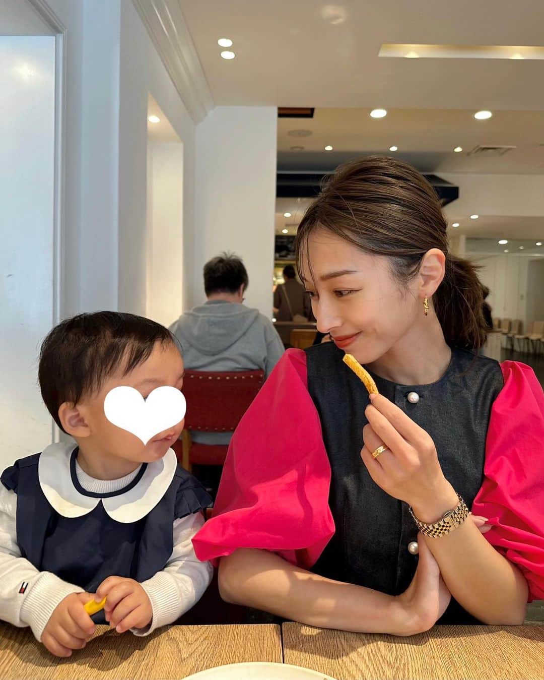 吉田理紗さんのインスタグラム写真 - (吉田理紗Instagram)「母と息子の穏やかな時間❤️ に見えて、息子の視線は実は ポテトに釘付けなのでありました…🍟  でも外食がかなり楽になってきた！ ポテトがメニューにあるお店を選べば、 大抵ポテトはすぐお出ししてもらえるので、 息子の食いわずらいを何とかできる🤫  本日は全身 @m_maglie_le_cassetto_official の レディなパンツスタイル🌸  アクティブな日にも活躍してくれそうなセットアップ、出番が多そう😍  #2児のママ #2児の母 #ママコーデ #低身長コーデ #エムマーリエルカセット #セットアップ #セットアップコーデ #ペプラムセットアップ #ペプラムトップス #ジレ #ジレコーデ」3月19日 20時06分 - yoshirisaa