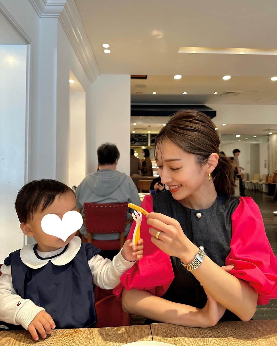 吉田理紗さんのインスタグラム写真 - (吉田理紗Instagram)「母と息子の穏やかな時間❤️ に見えて、息子の視線は実は ポテトに釘付けなのでありました…🍟  でも外食がかなり楽になってきた！ ポテトがメニューにあるお店を選べば、 大抵ポテトはすぐお出ししてもらえるので、 息子の食いわずらいを何とかできる🤫  本日は全身 @m_maglie_le_cassetto_official の レディなパンツスタイル🌸  アクティブな日にも活躍してくれそうなセットアップ、出番が多そう😍  #2児のママ #2児の母 #ママコーデ #低身長コーデ #エムマーリエルカセット #セットアップ #セットアップコーデ #ペプラムセットアップ #ペプラムトップス #ジレ #ジレコーデ」3月19日 20時06分 - yoshirisaa