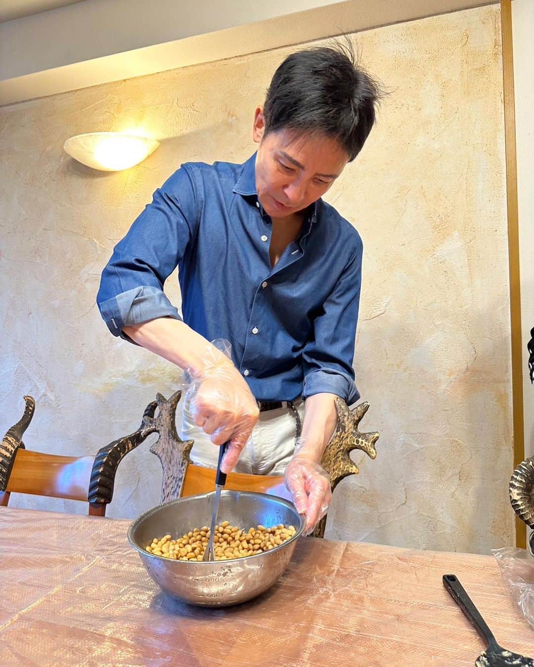 郷ひろみさんのインスタグラム写真 - (郷ひろみInstagram)「今日は、田中ひろ味噌を仕込んでたよ👍❗️ 数ヶ月先が待ちきれないよね。 手作りの味噌を使った味噌汁、温かいご飯。 楽しみだ‼️  #郷ひろみ#hiromigo#味噌作り」3月19日 20時33分 - hiromigo_official