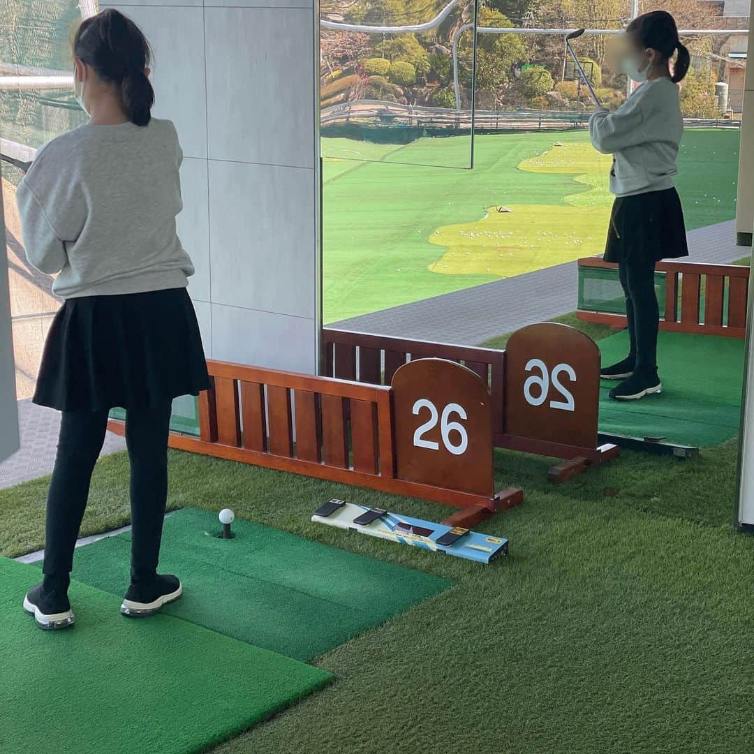 辺見えみりさんのインスタグラム写真 - (辺見えみりInstagram)「ゴルフ練習再開🏌️‍♀️  @herg_olf のウェアが好きすぎて 好みすぎて…練習の時も着てくるという…😅  シューズバッグも @herg_olf   娘もできないけど同行笑」3月19日 20時41分 - emiri_hemmi