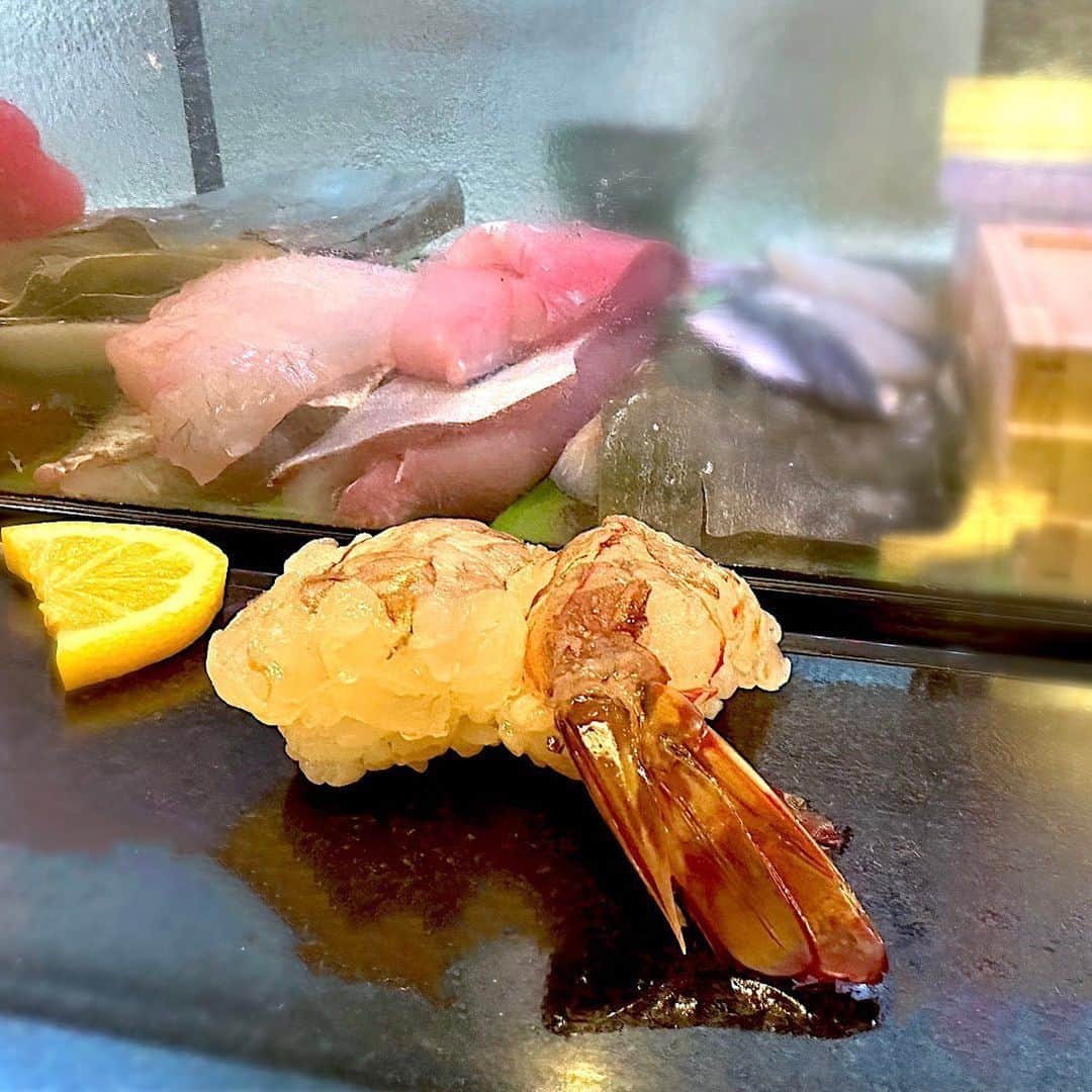 山田佳子さんのインスタグラム写真 - (山田佳子Instagram)「⁡淡路島に来たら、やっぱりお寿司でしょ！と言うことで 地元で人気お寿司店やさん、「新月」さんへ😆大将はと女将さんがとってもフレンドリーで楽しい！新鮮お魚、最高でした😆👍   #新鮮な魚  #美味しくて #日本酒がすすむ  #日本酒好きな人と繋がりたい  #地元グルメ #美味しい #新月  #洲本 #淡路島」3月19日 21時25分 - yoshiko117