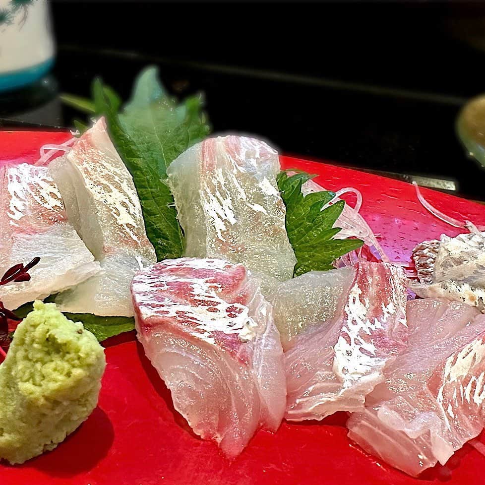 山田佳子さんのインスタグラム写真 - (山田佳子Instagram)「⁡淡路島に来たら、やっぱりお寿司でしょ！と言うことで 地元で人気お寿司店やさん、「新月」さんへ😆大将はと女将さんがとってもフレンドリーで楽しい！新鮮お魚、最高でした😆👍   #新鮮な魚  #美味しくて #日本酒がすすむ  #日本酒好きな人と繋がりたい  #地元グルメ #美味しい #新月  #洲本 #淡路島」3月19日 21時25分 - yoshiko117